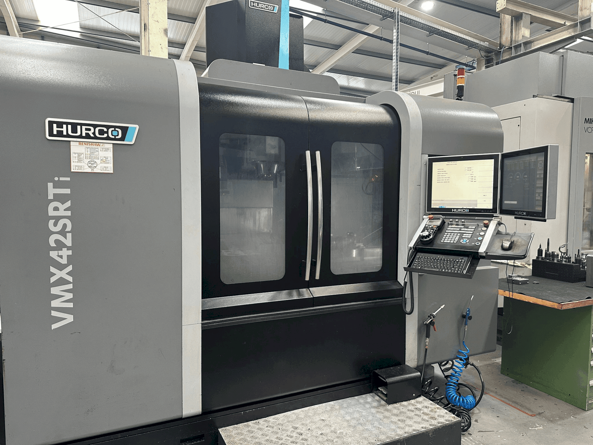Vooraanzicht van Hurco VMX 42 SRTi machine