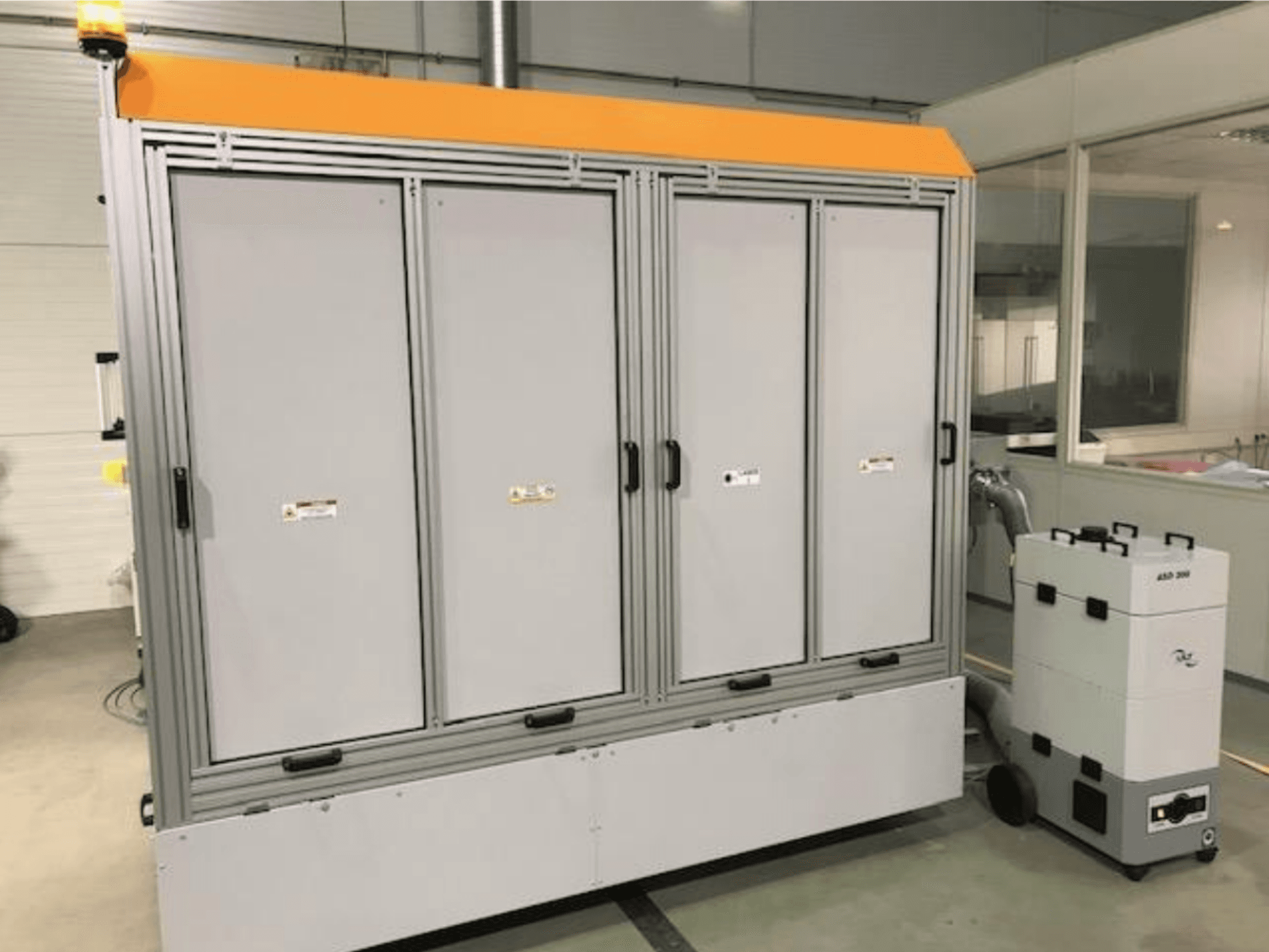 4JET Pearl M fiberlasersnijmachine, vooraanzicht, met veiligheidslampje, bedieningspaneel en aangesloten afzuigunit zichtbaar.