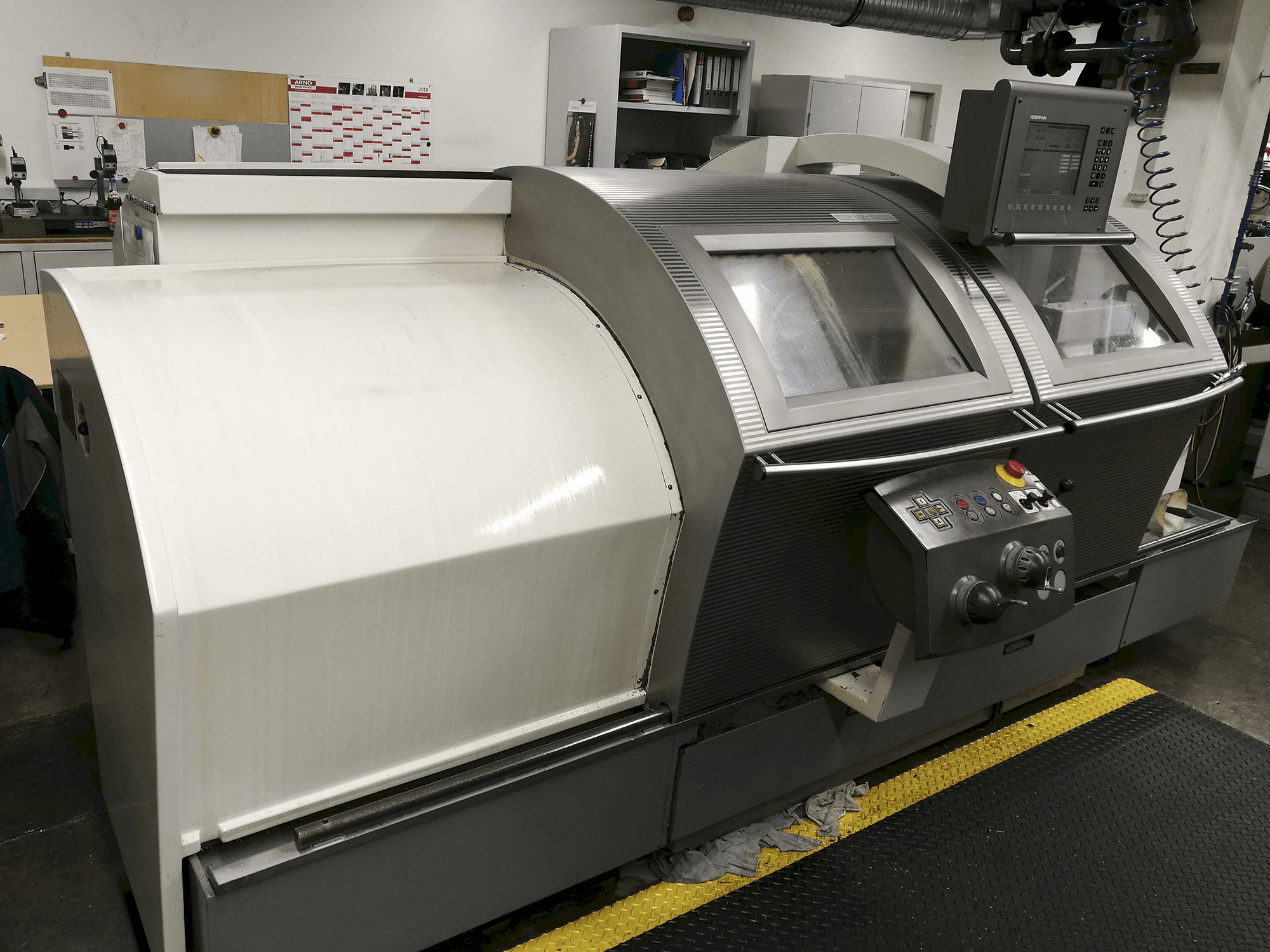 Links zicht van Gildemeister NEF 520 machine