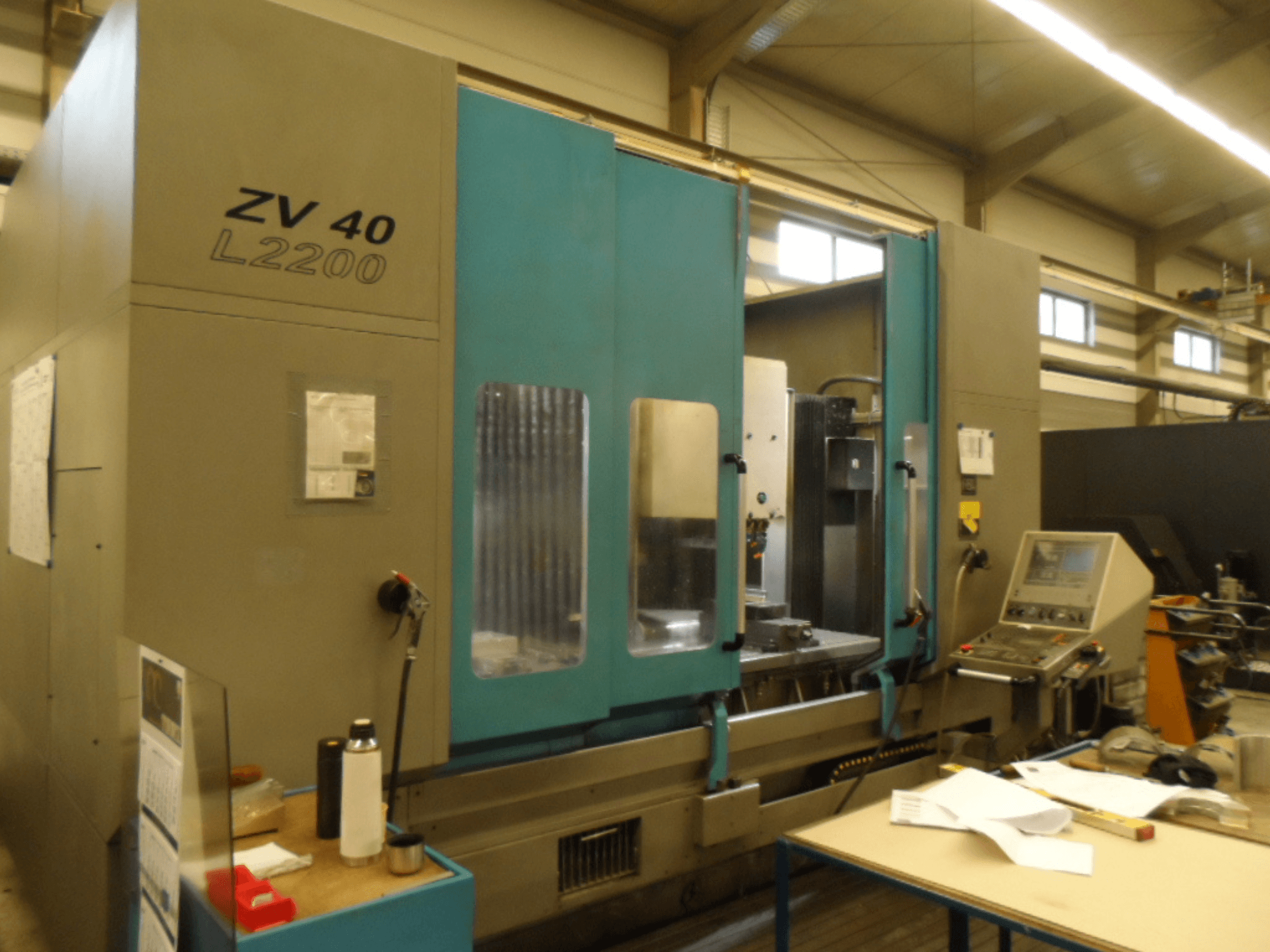 IBARMIA ZV 40 L2200 verticaal bewerkingscentrum, vooraanzicht met bedieningspaneel en open toegang, zichtbare gereedschapshouder binnenin.