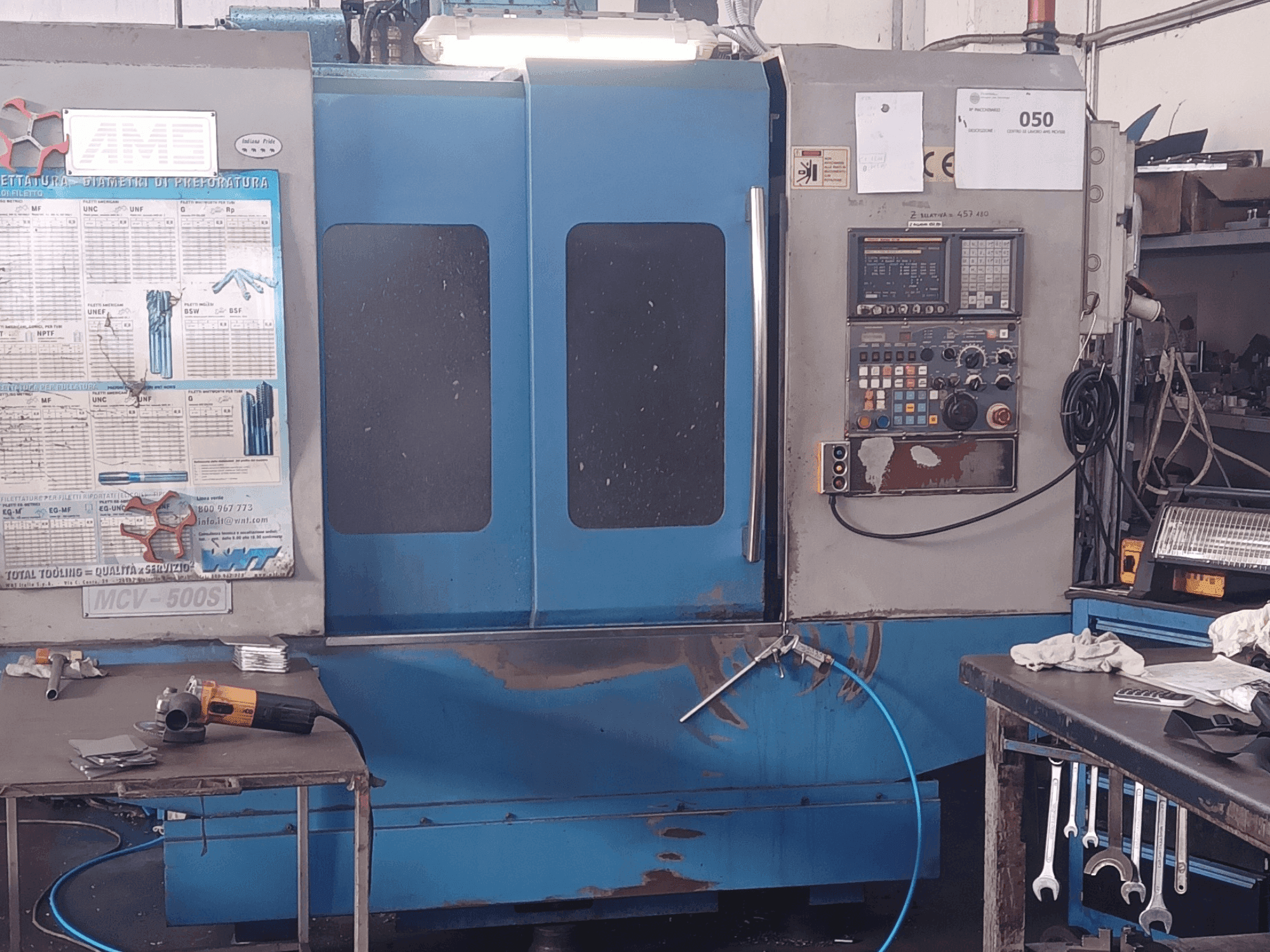 Vooraanzicht van MORI SEIKI MCV 500 machine
