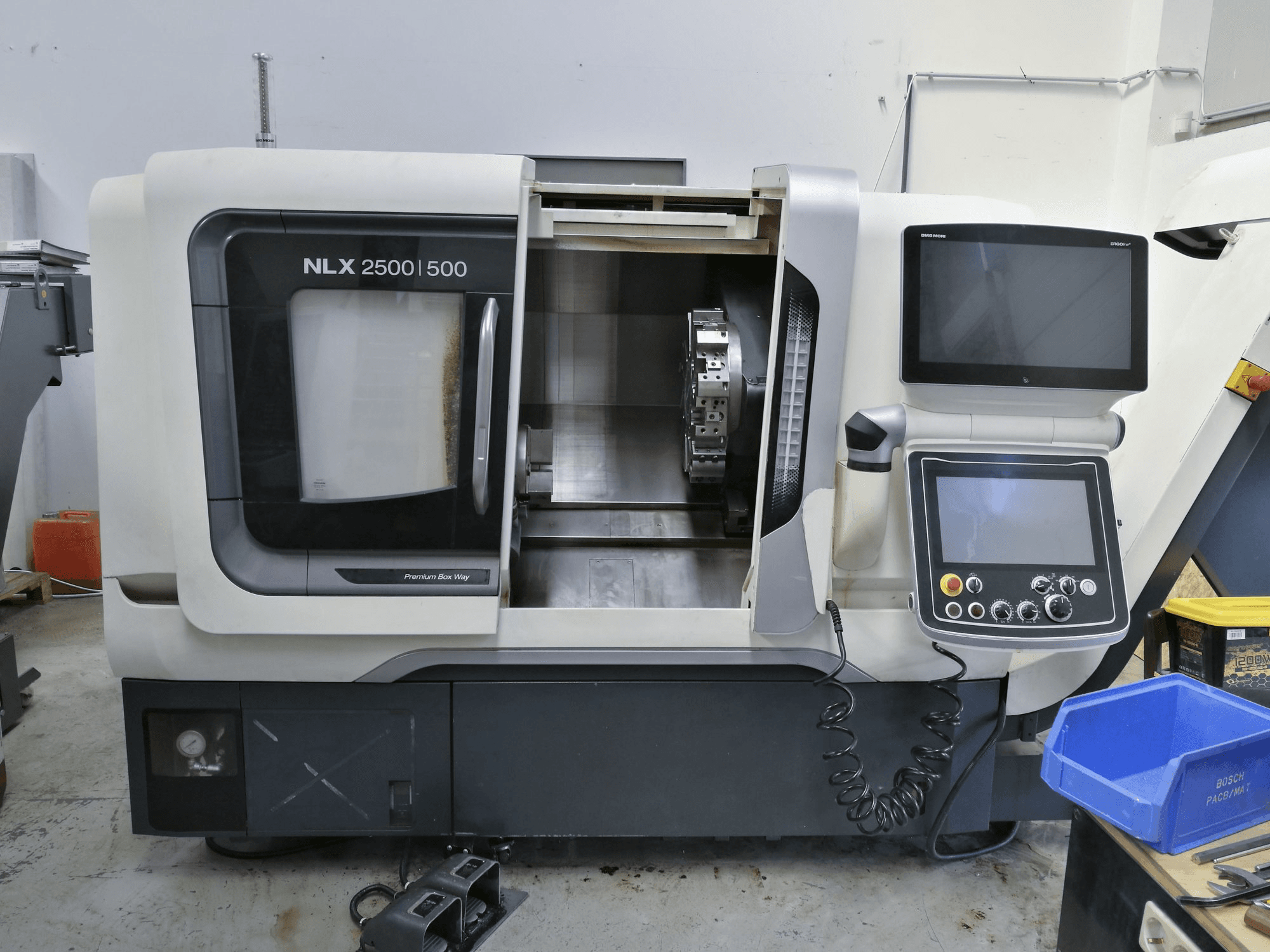 Vooraanzicht van DMG MORI NLX 2500/500 machine