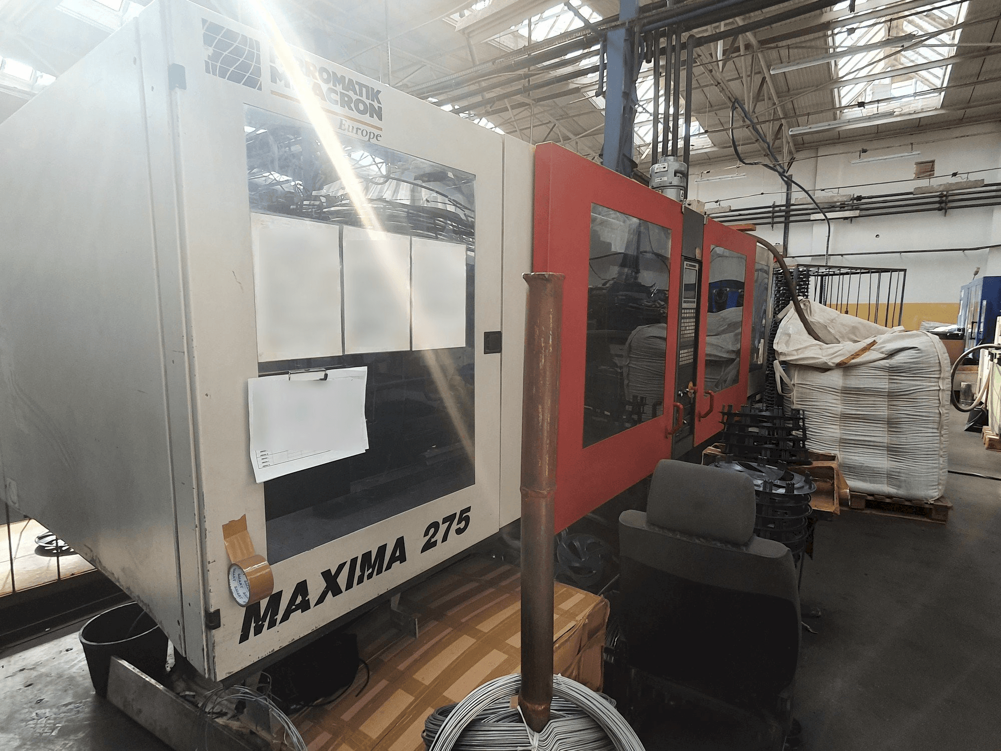 Vooraanzicht van FERROMATIK MILACRON MV 275 machine