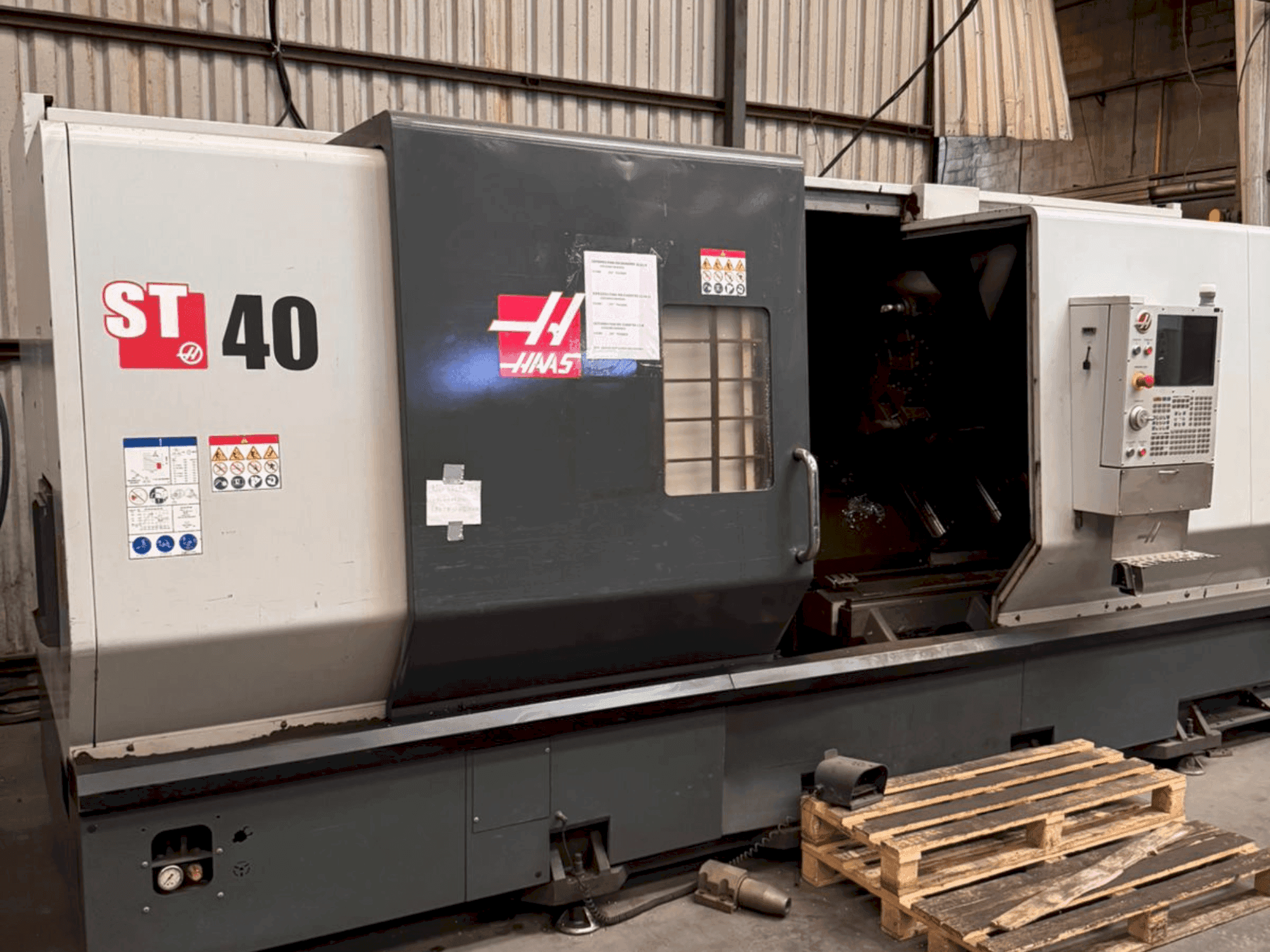 Vooraanzicht van HAAS ST-40 machine