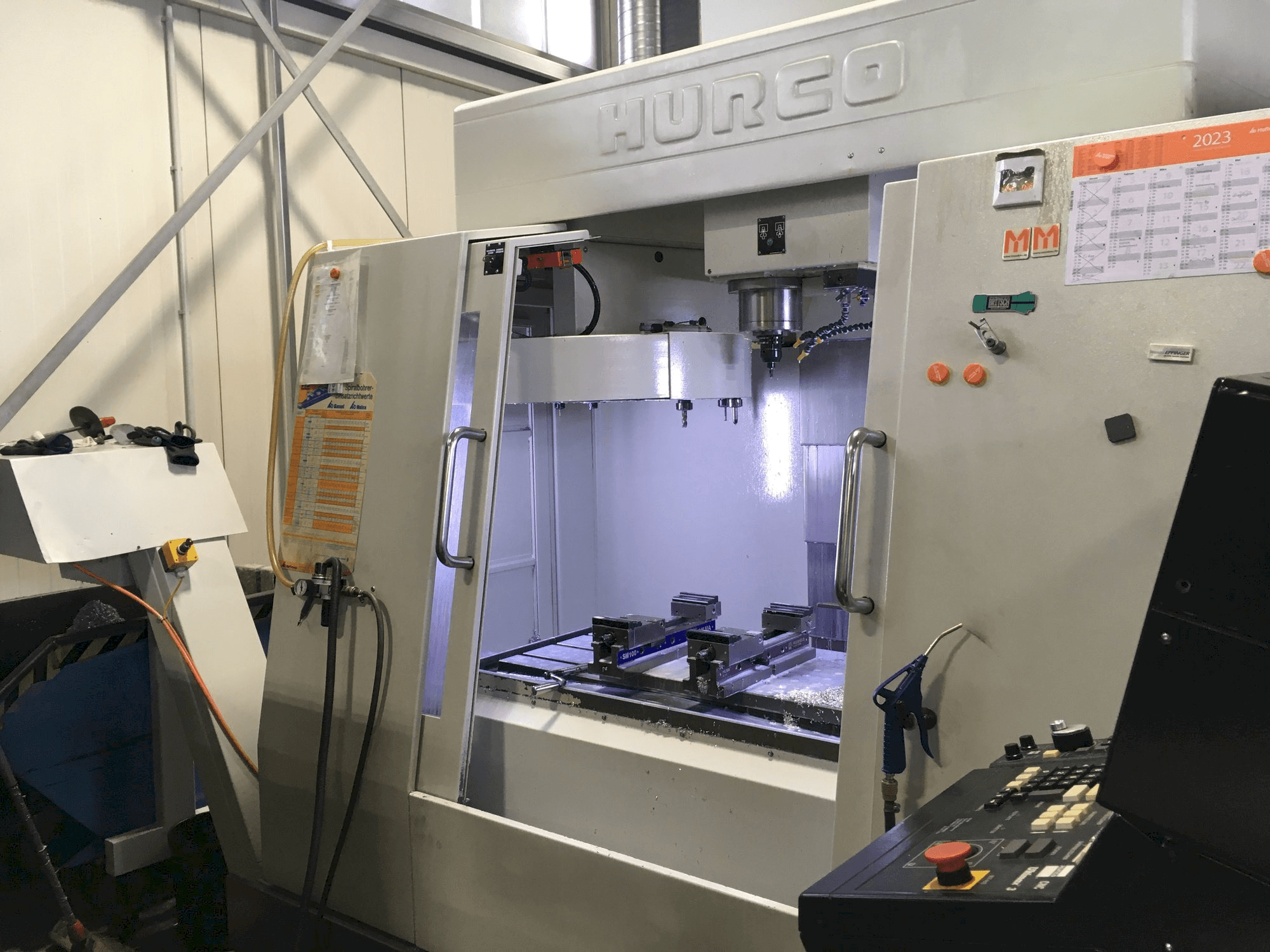 Vooraanzicht van Hurco BAC 30 HTM machine