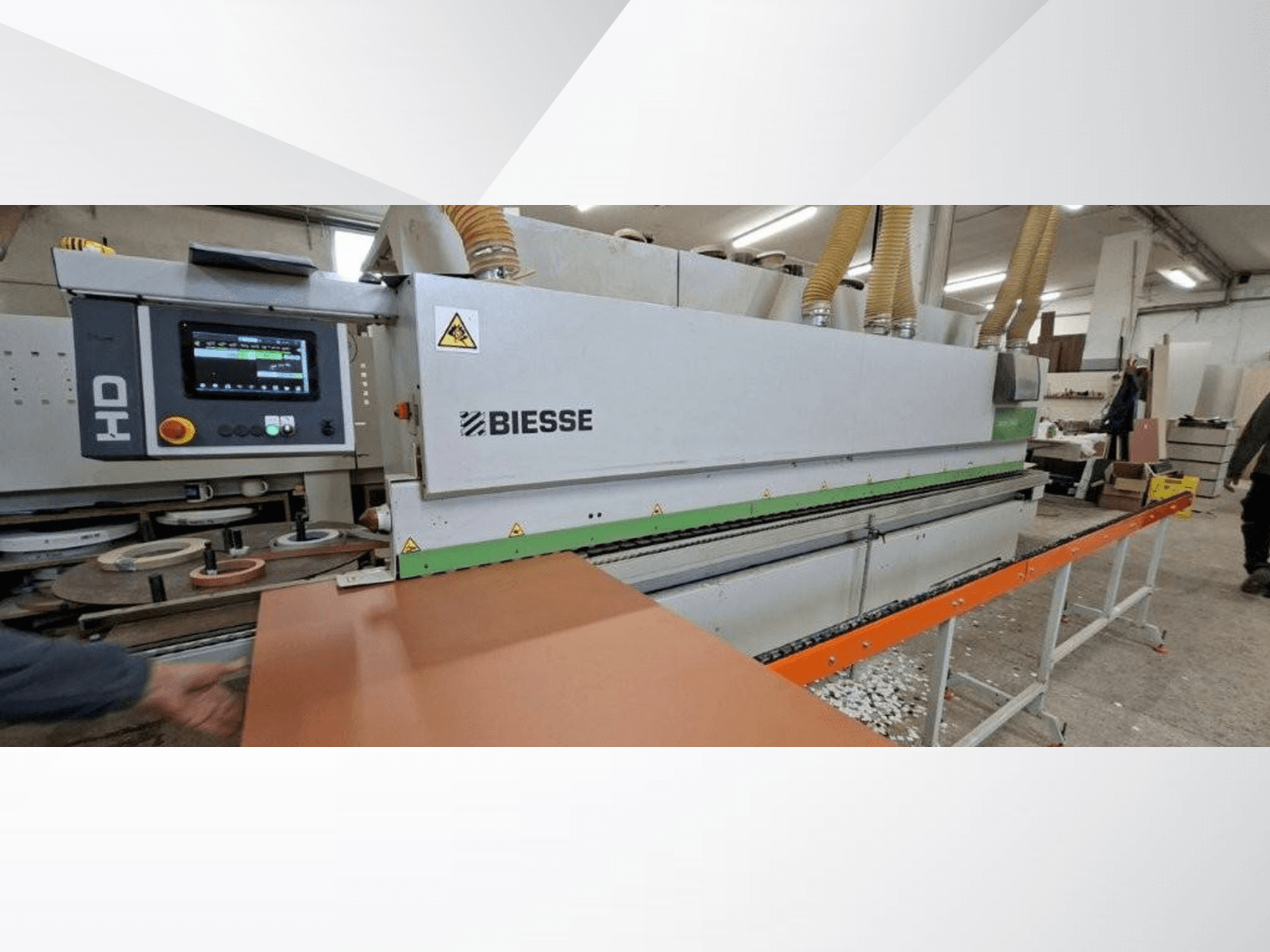 BIESSE JADE 340 kantenlijmmachine in een werkplaats, vooraanzicht met digitaal bedieningspaneel en oranje aanvoertafel.