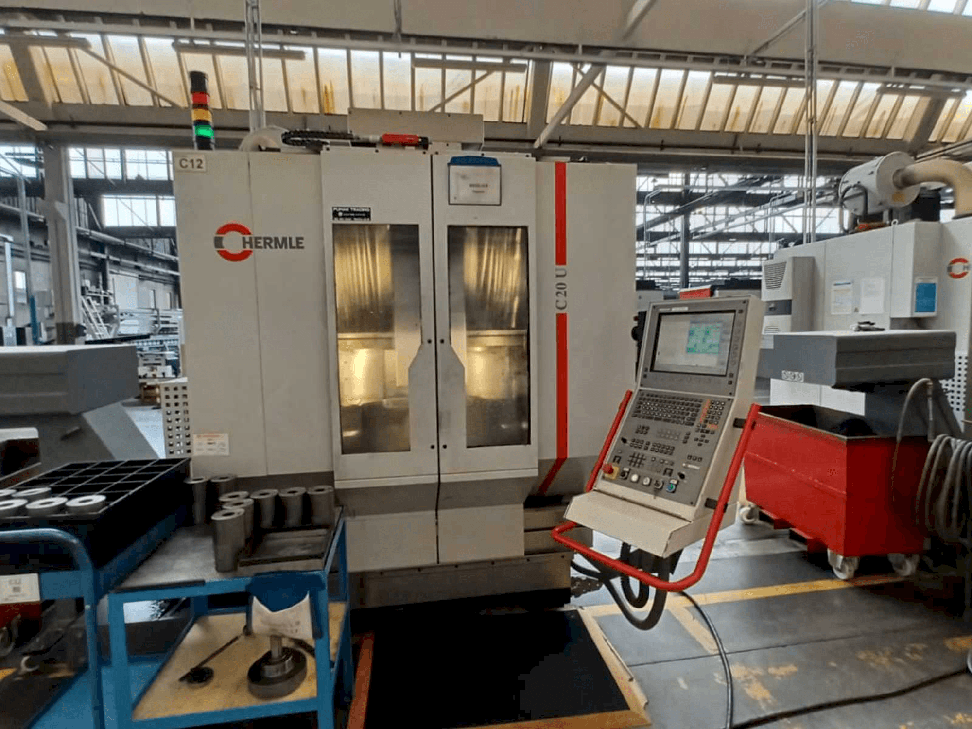 Vooraanzicht van HERMLE C20U machine