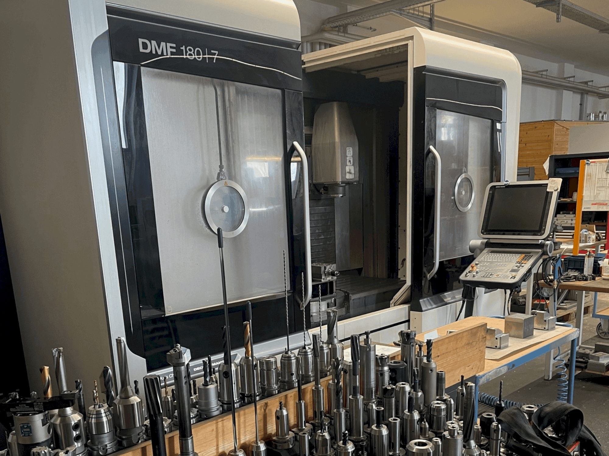 Vooraanzicht van DMG MORI DMF 180/7 machine
