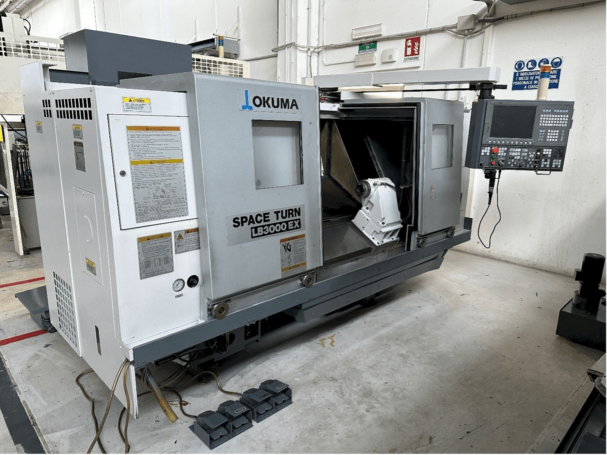 Vooraanzicht van Okuma LB 3000 EX machine