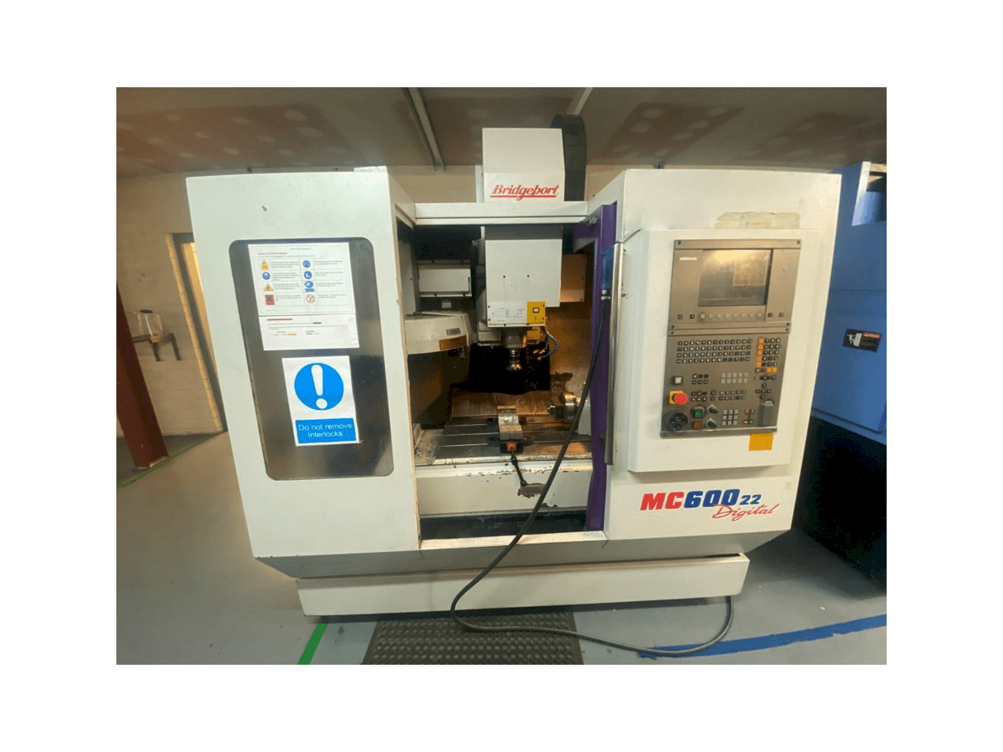 Vooraanzicht van Bridgeport VMC 600 machine