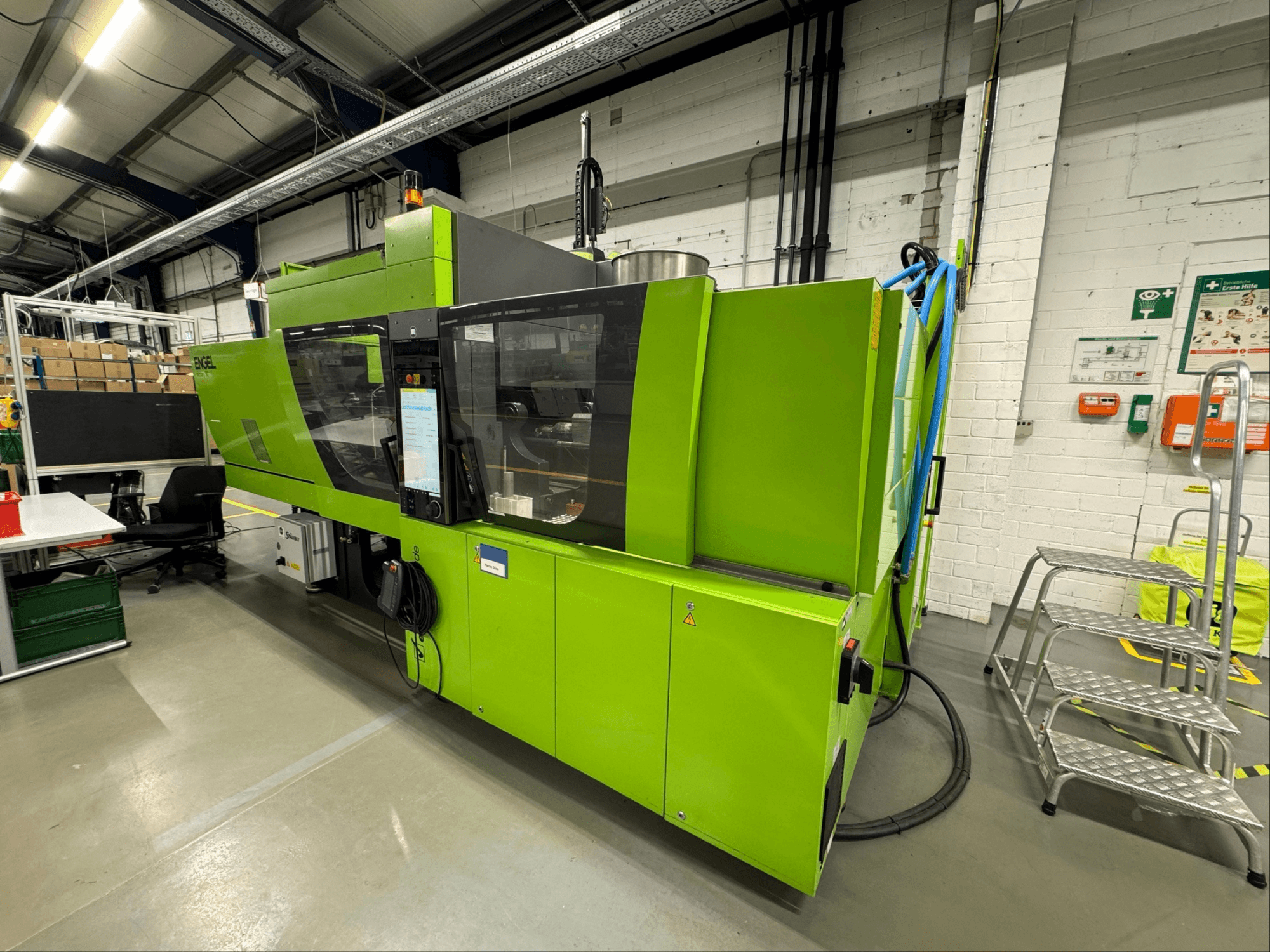 Engel Victory 200/90 tech hydraulische spuitgietmachine in groen, zijaanzicht met het bedieningspaneel aan de voorkant en de omgeving.