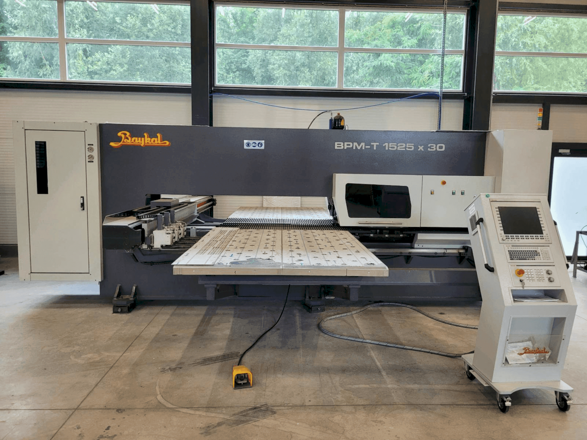 Vooraanzicht van Baykal BPM-T 1525X30 machine