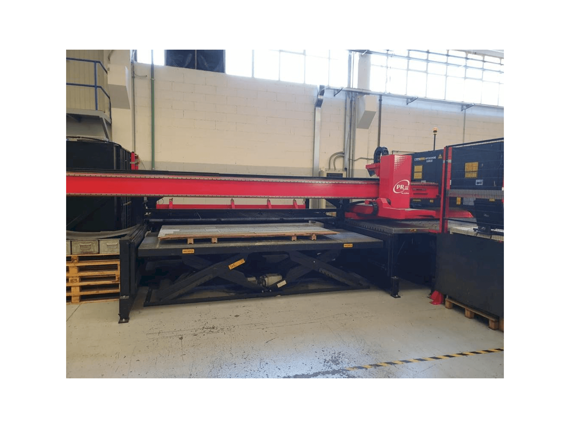 Vooraanzicht van AMADA LC 2415 ALFA IV machine