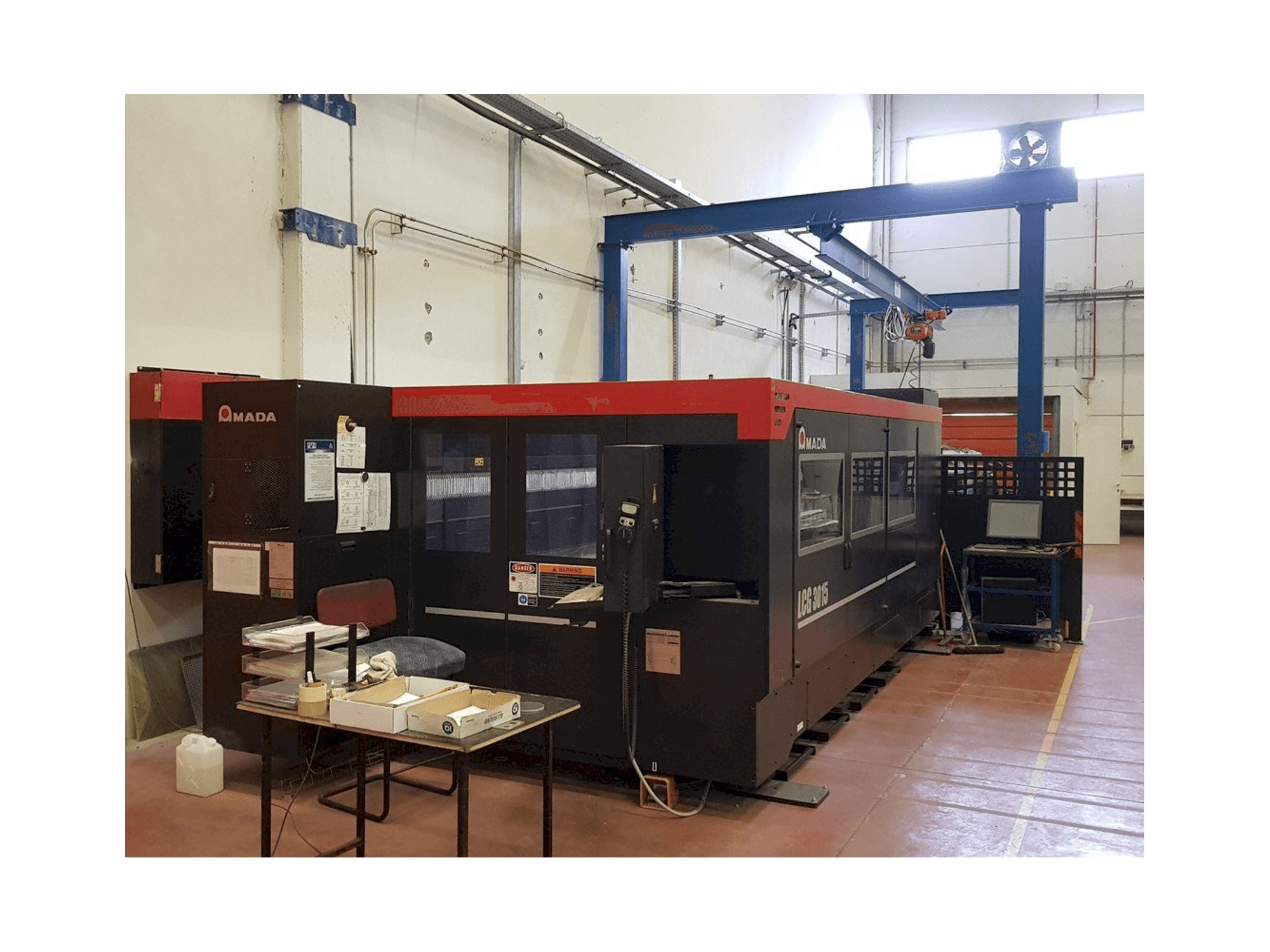 Vooraanzicht van AMADA Lcg 3015 machine