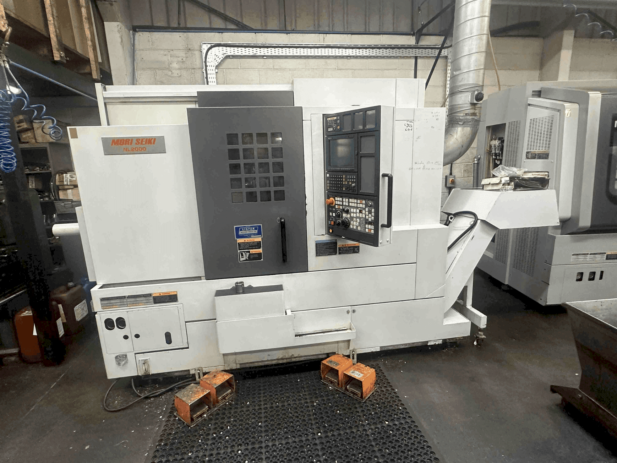 Vooraanzicht van MORI SEIKI NL2000SY/500 machine
