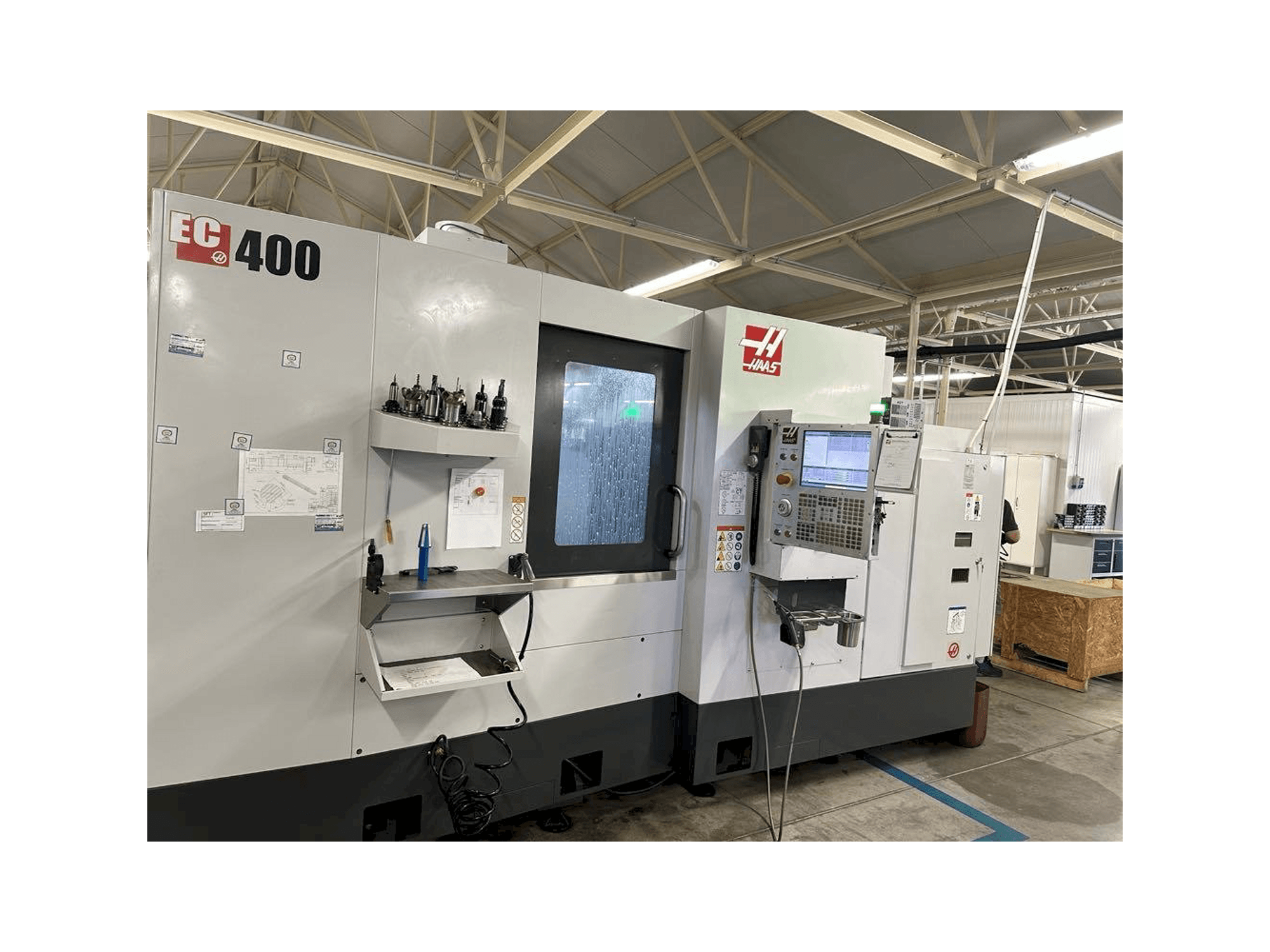 Vooraanzicht van HAAS EC-400 machine