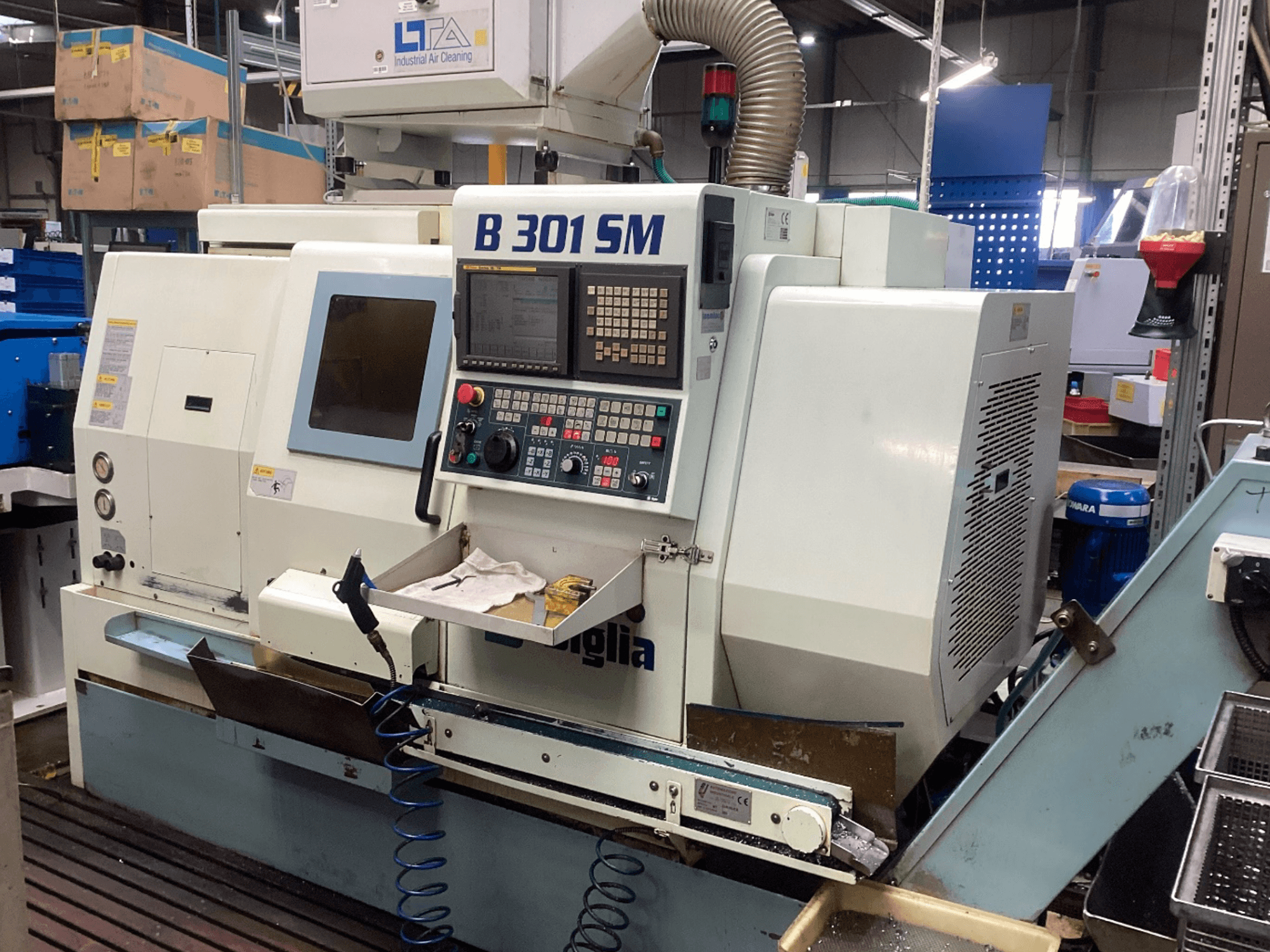 Biglia B301 SM horizontale draaimachine, vooraanzicht, waarop het bedieningspaneel, het koelsysteem en het werkstukgedeelte te zien zijn.