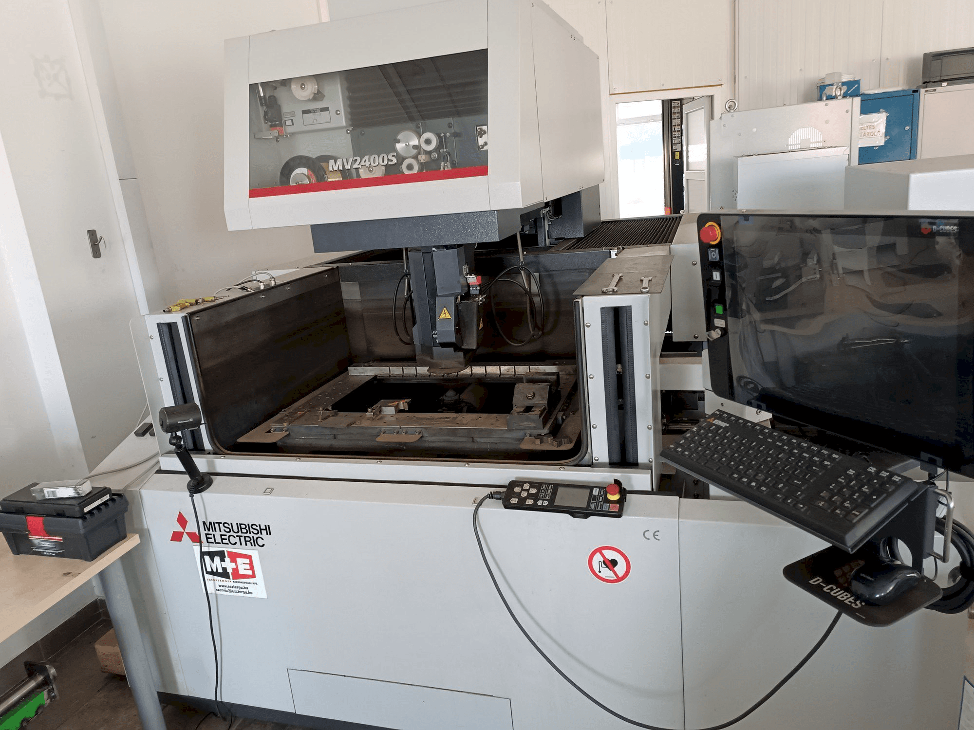 Vooraanzicht van Mitsubishi MV2400S machine