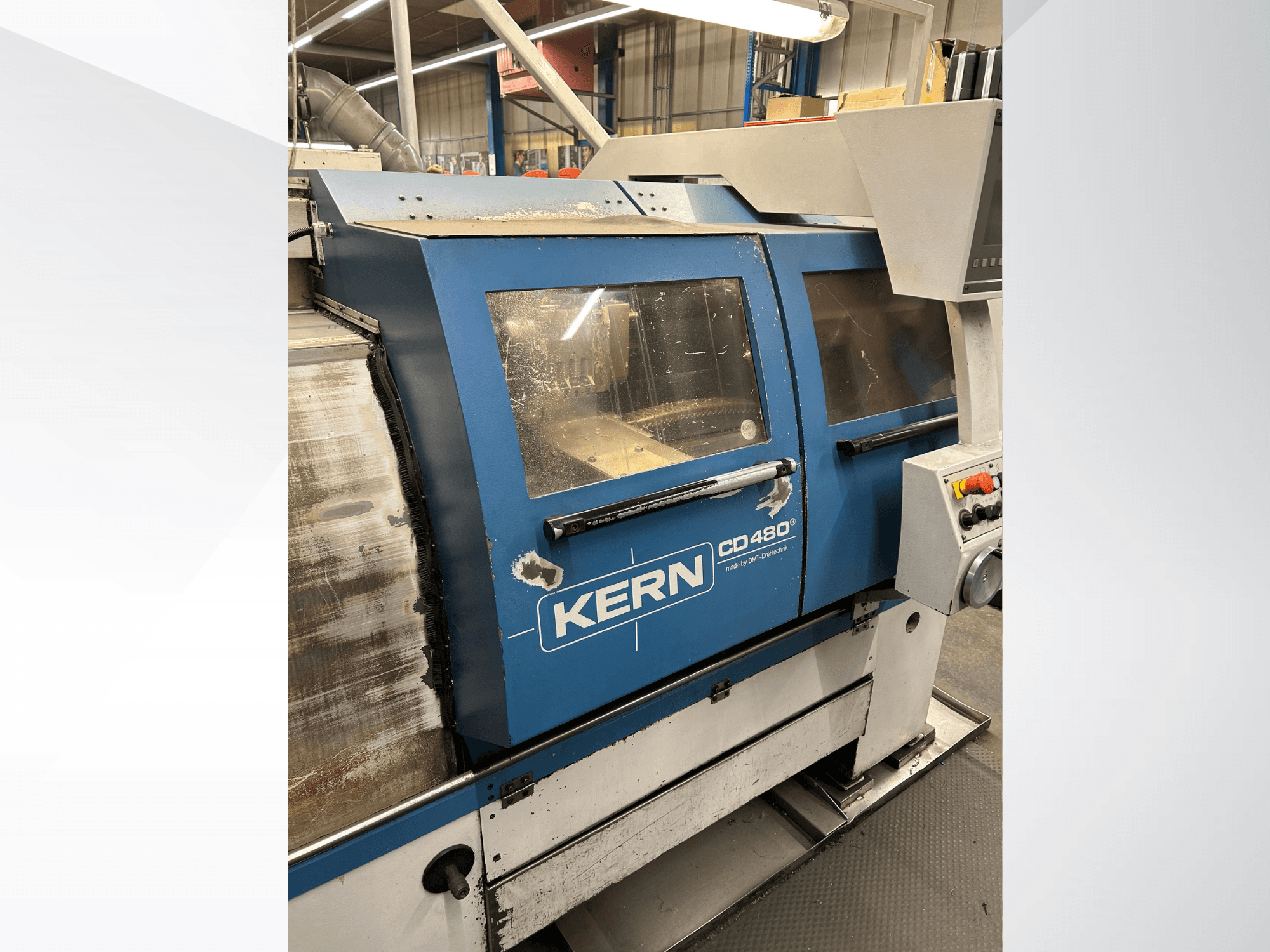 DMT Kern CD480 horizontale draaimachine, zijaanzicht met bedieningspaneel, grote ramen en metalen behuizing.