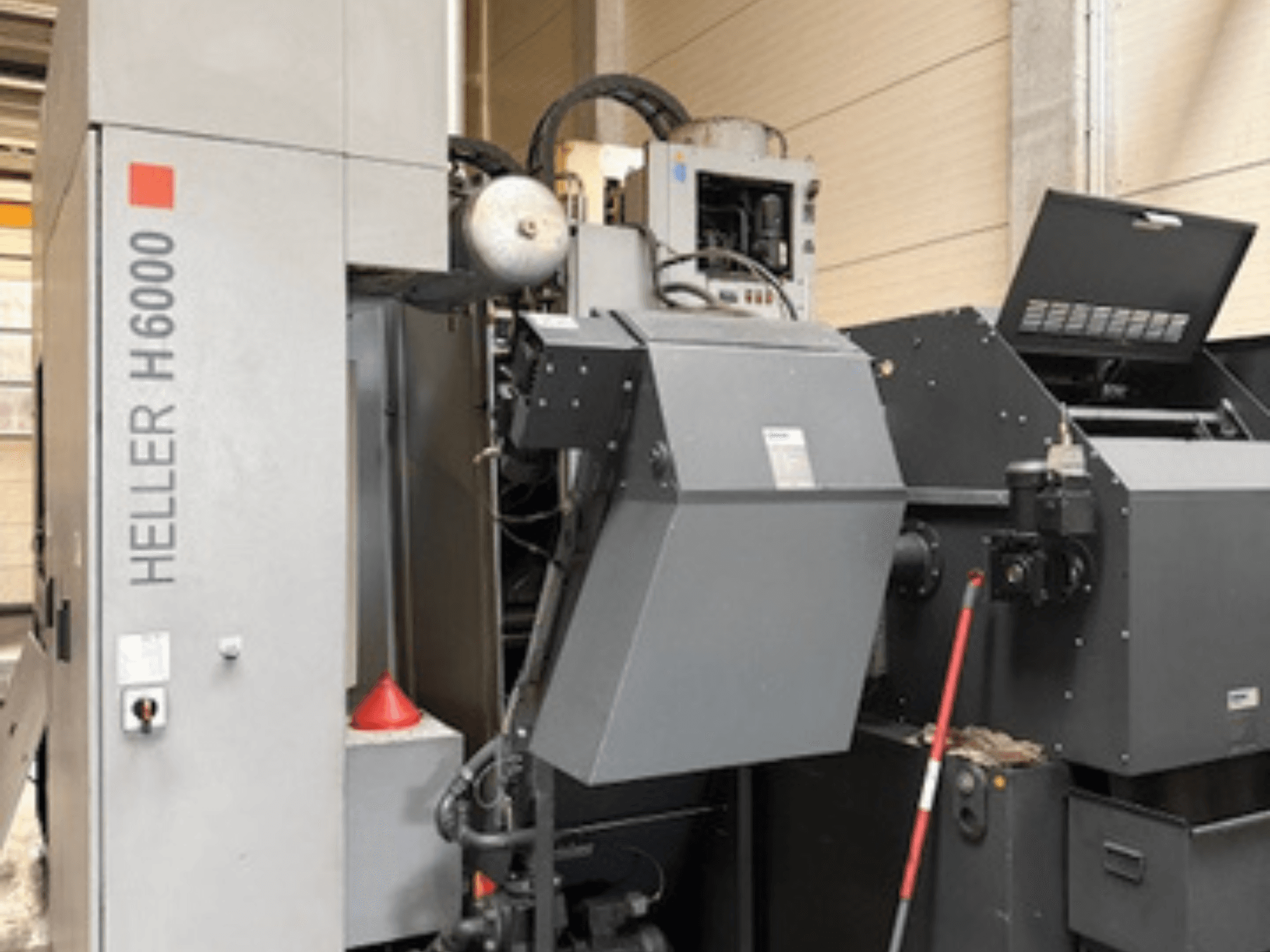 Het horizontale bewerkingscentrum HELLER H6000, weergegeven in vooraanzicht, met het bedieningspaneel en de machineonderdelen.
