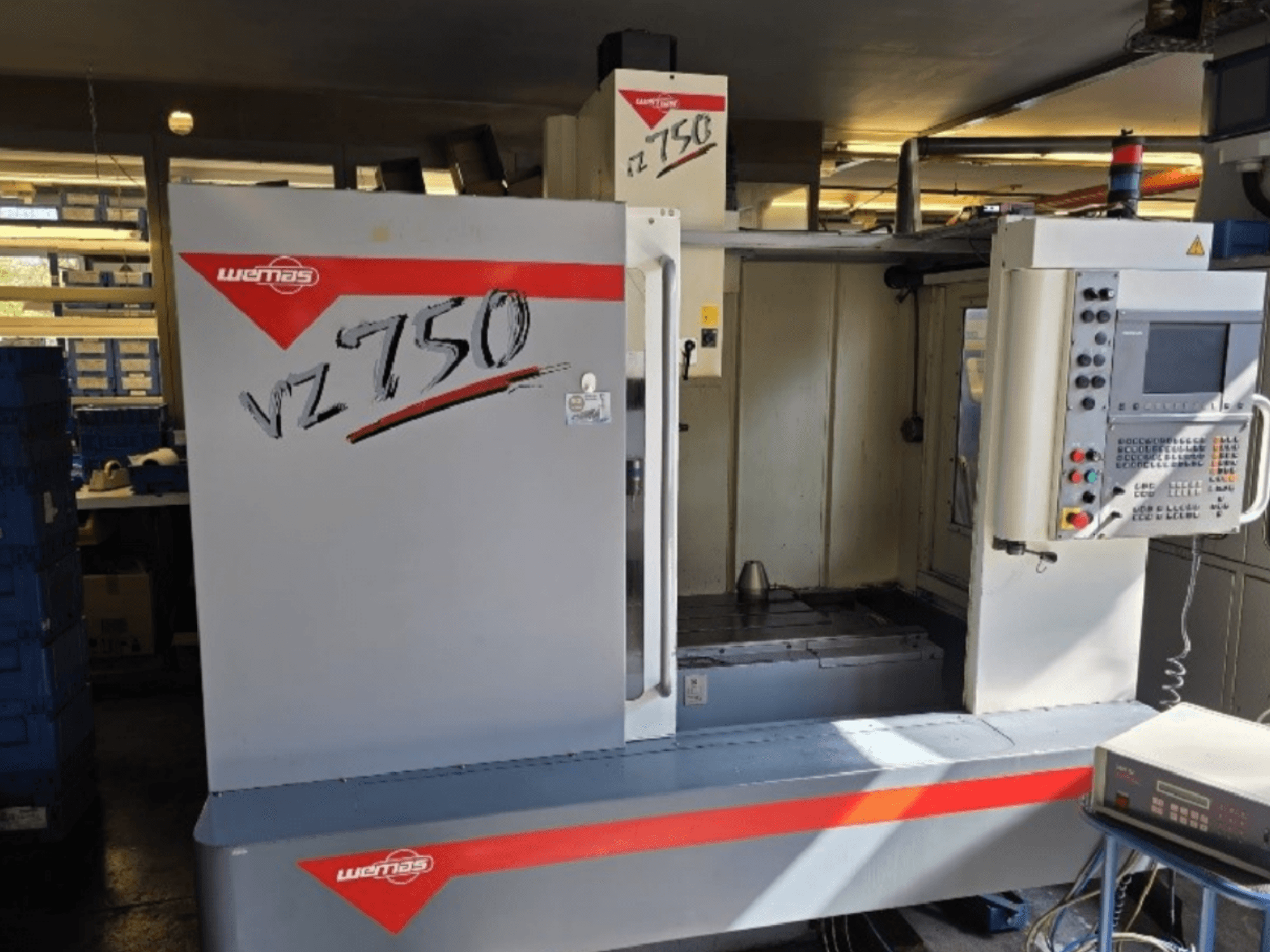 WEMAS VZ 750 CENTURY verticaal bewerkingscentrum, vooraanzicht van bedieningspaneel en werkruimte.