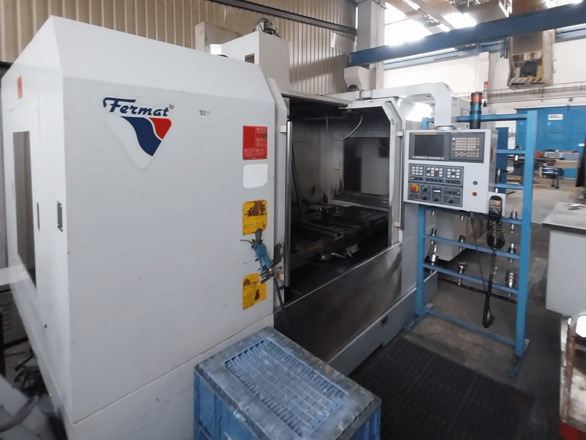 Verticaal bewerkingscentrum FERMAT VMF 1000, vooraanzicht, met het bedieningspaneel en machine-interieur.