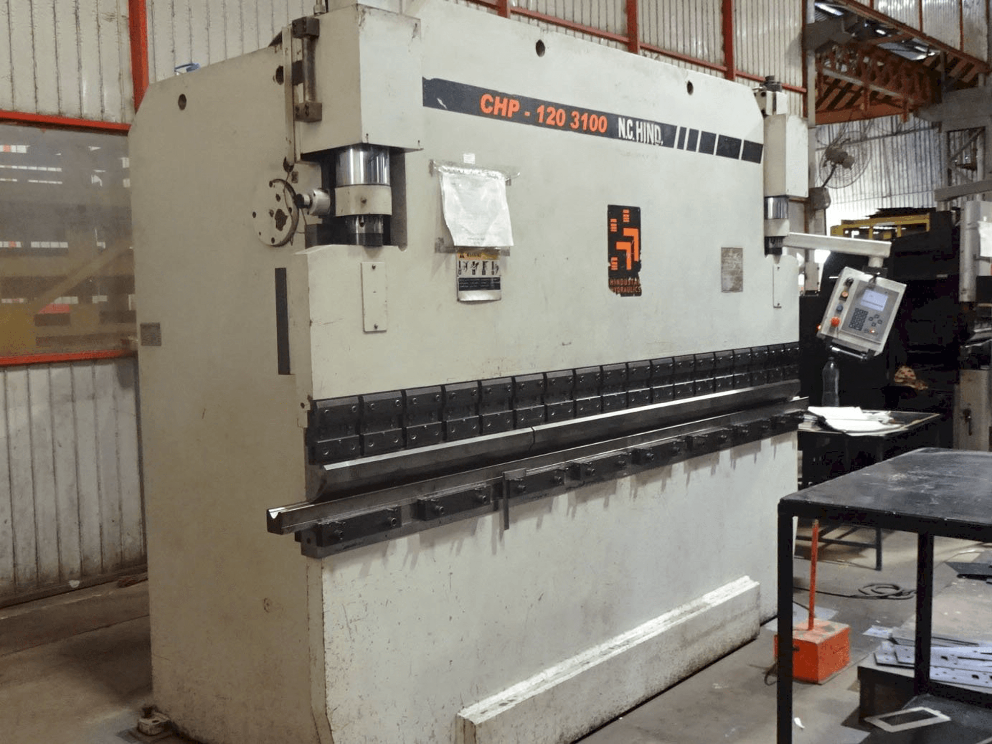 Links zicht van Hindustan Hydraulics CHP 120 machine