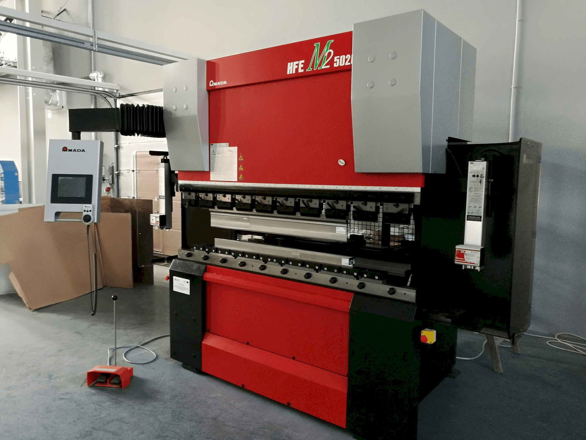 Vooraanzicht van AMADA HFE M2 5020 machine