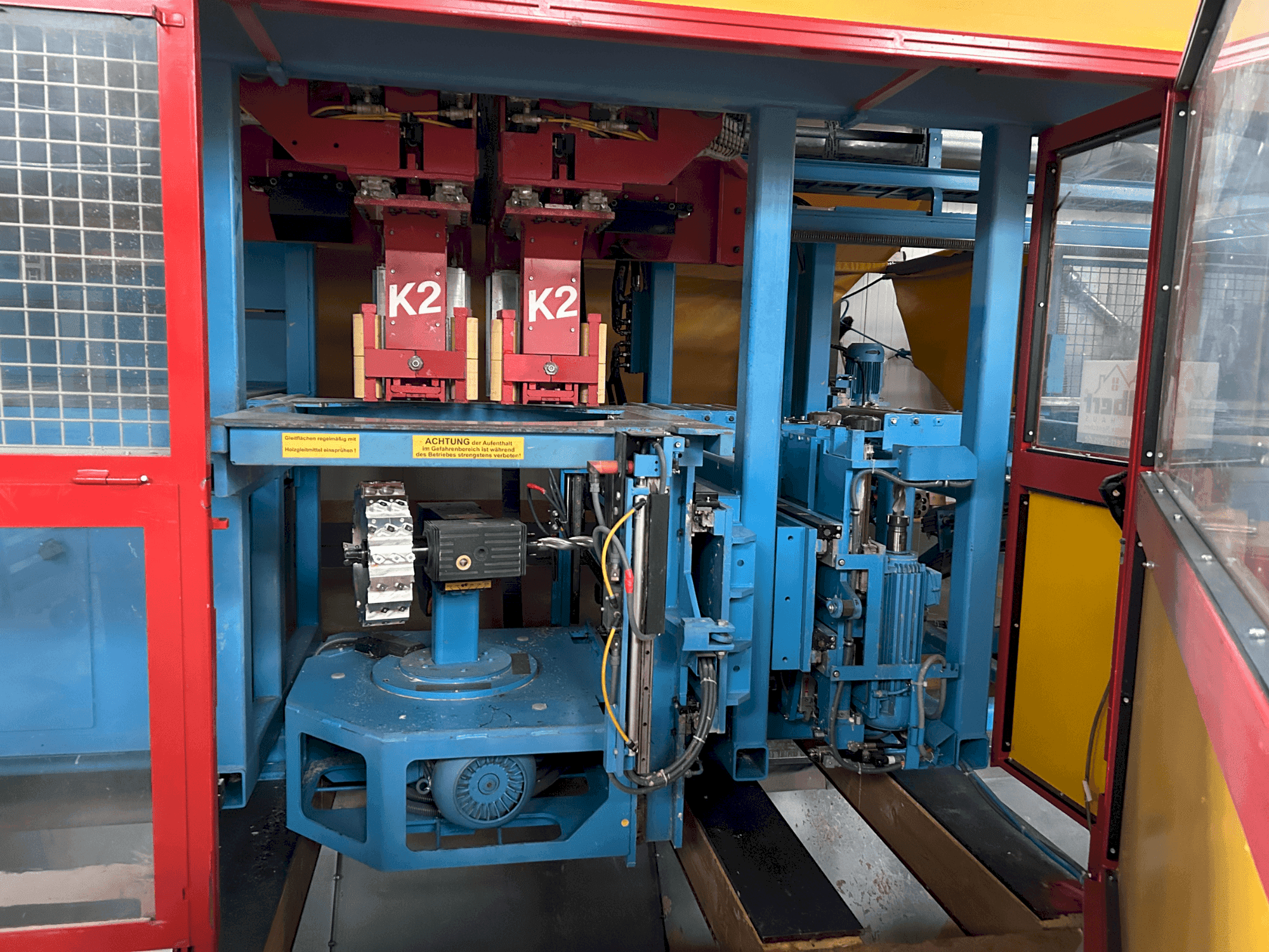 Vooraanzicht van HUNDEGGER K2-5-450 machine