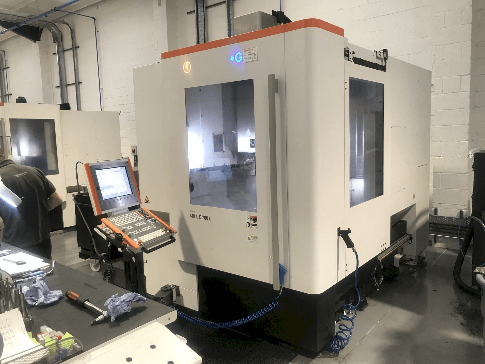 Vooraanzicht van MIKRON Mill E 700 U machine