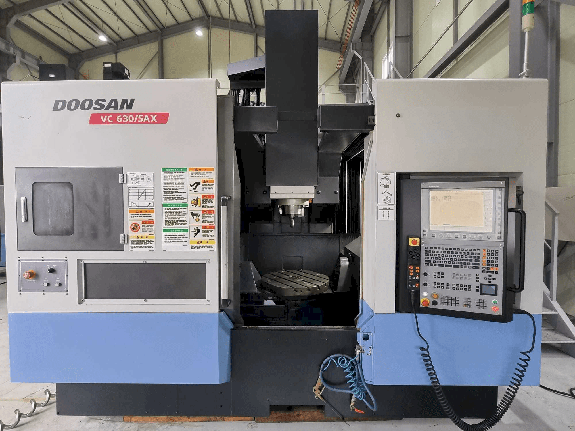 Vooraanzicht van Doosan VC630/5AX machine