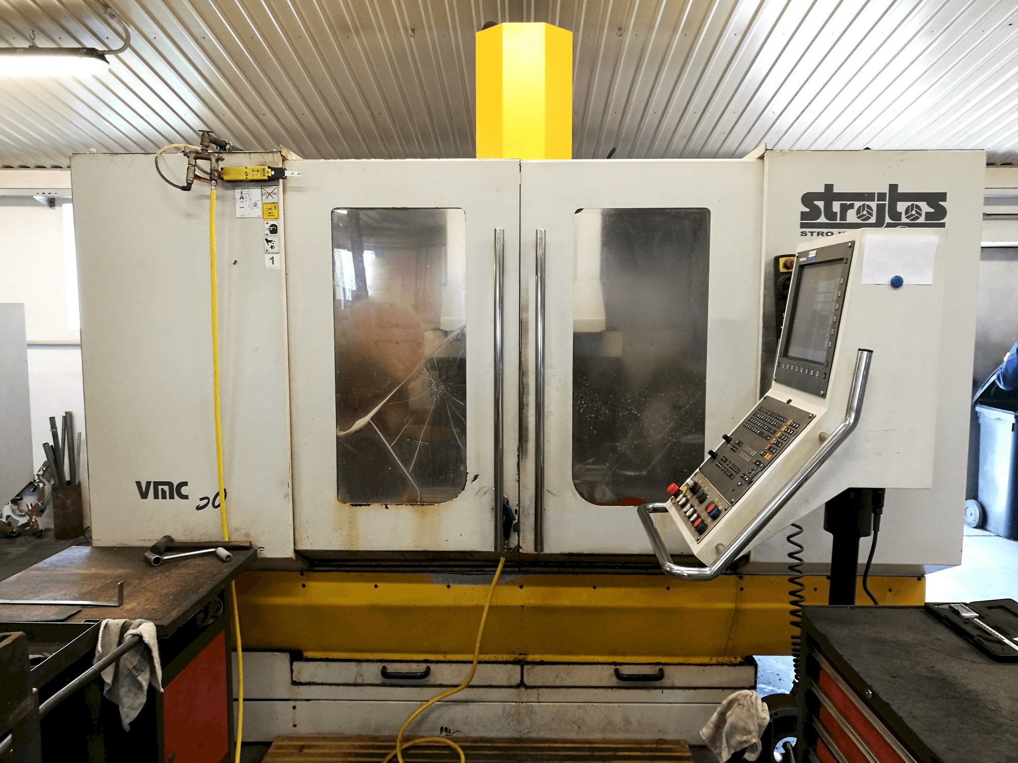 Vooraanzicht van Strojtos VMC 50 machine