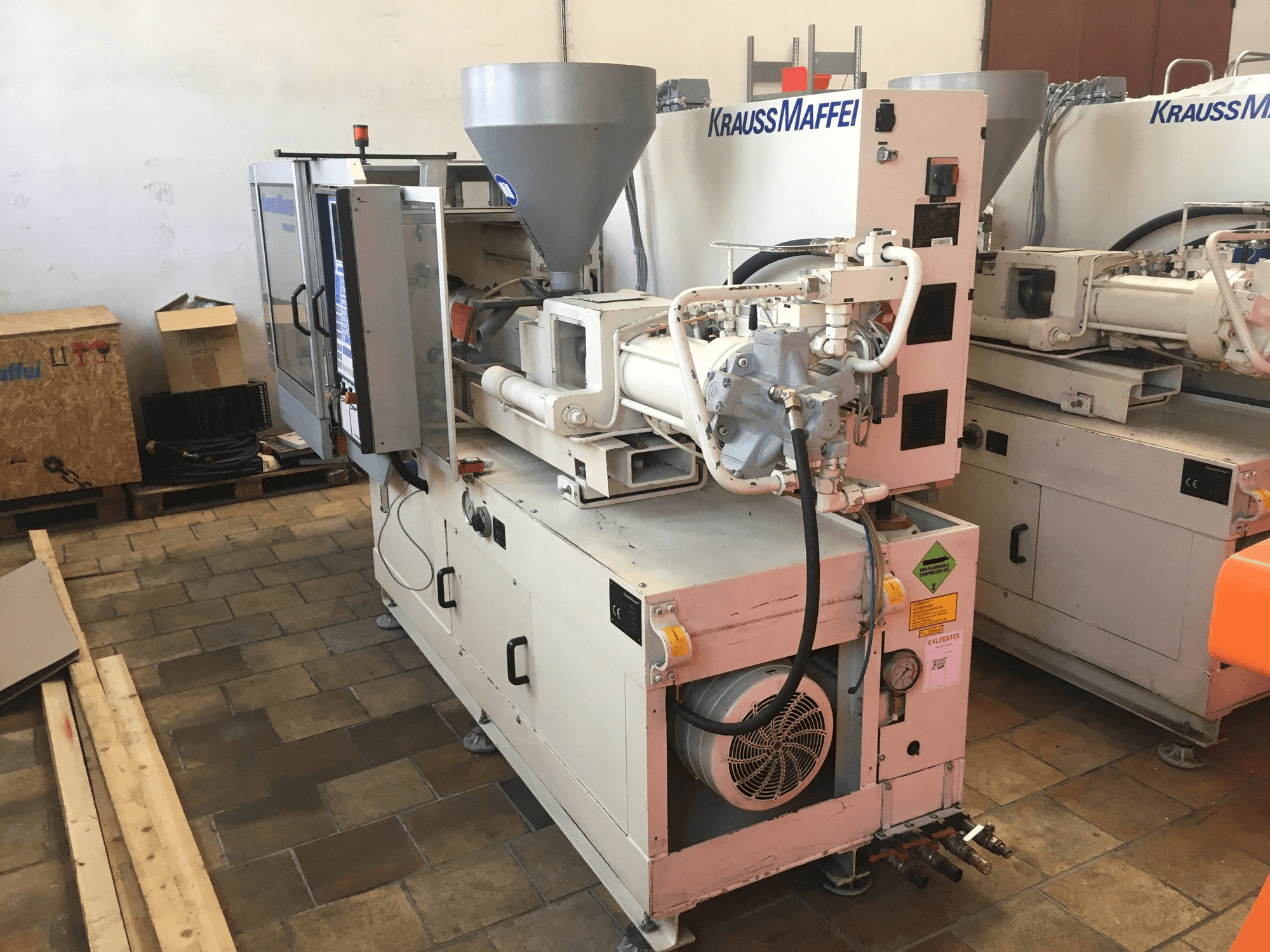 Linkerzijdeaanzicht van Krauss Maffei 80/390 C2 machine