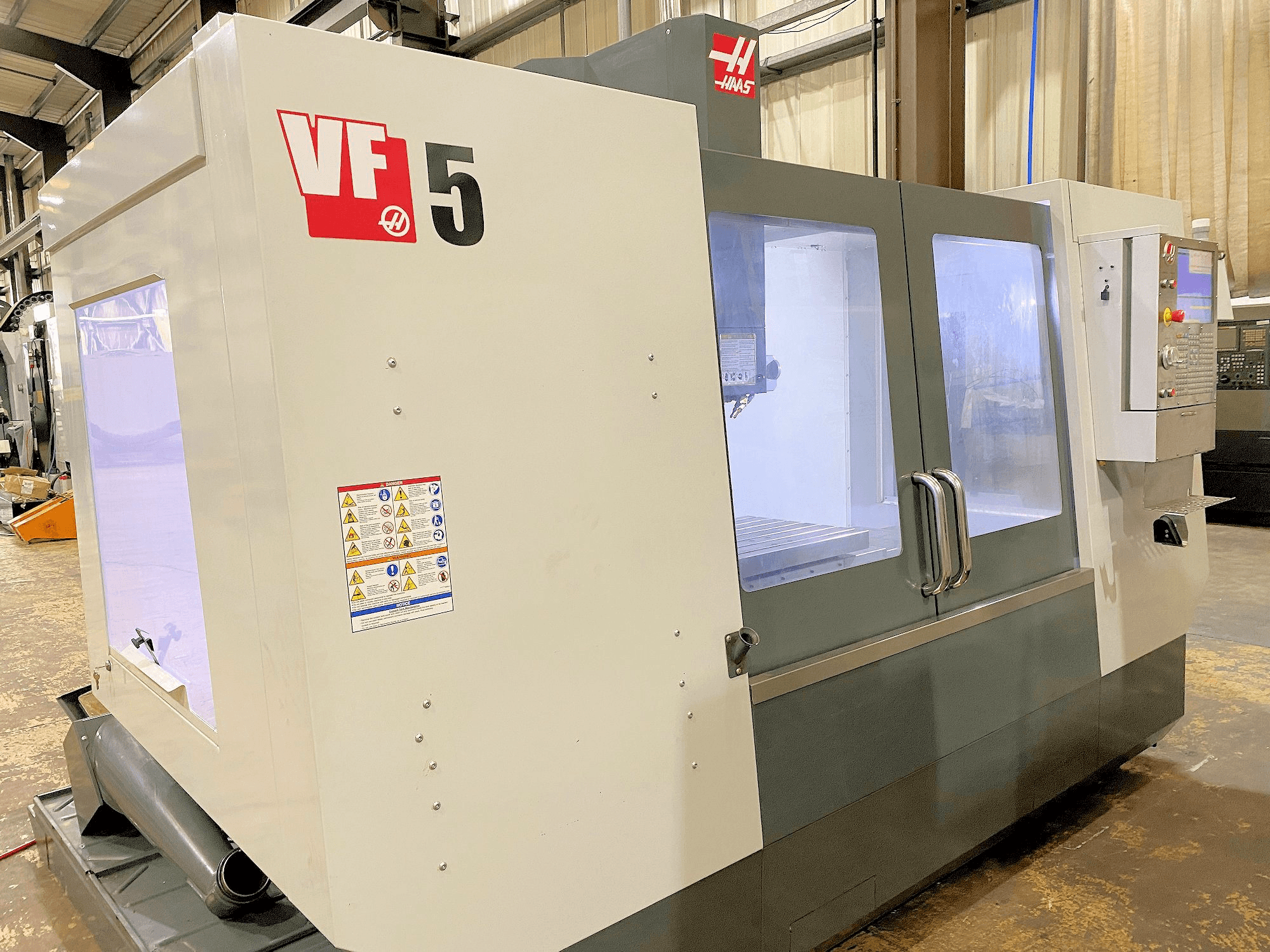 Vooraanzicht van HAAS VF-5 machine