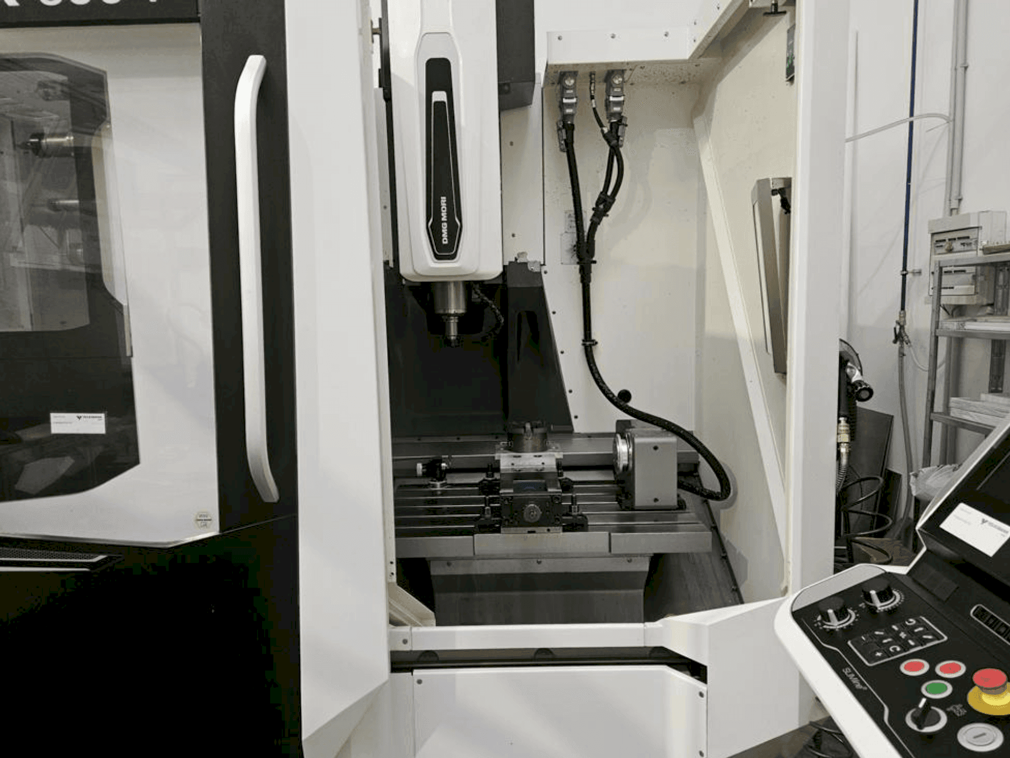 Vooraanzicht van DMG MORI CMX 600 V machine