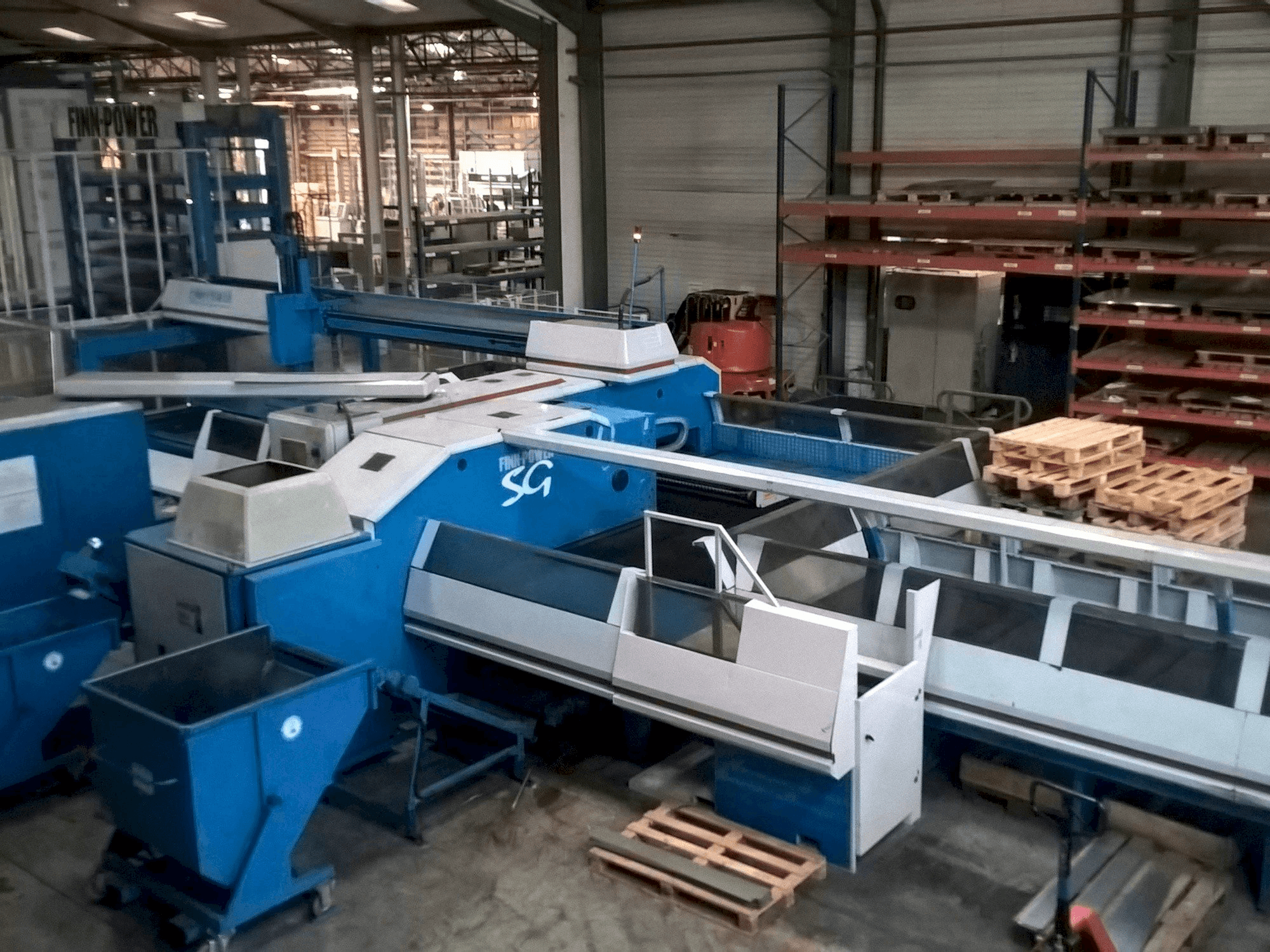 Vooraanzicht van Finn-Power SG6 machine