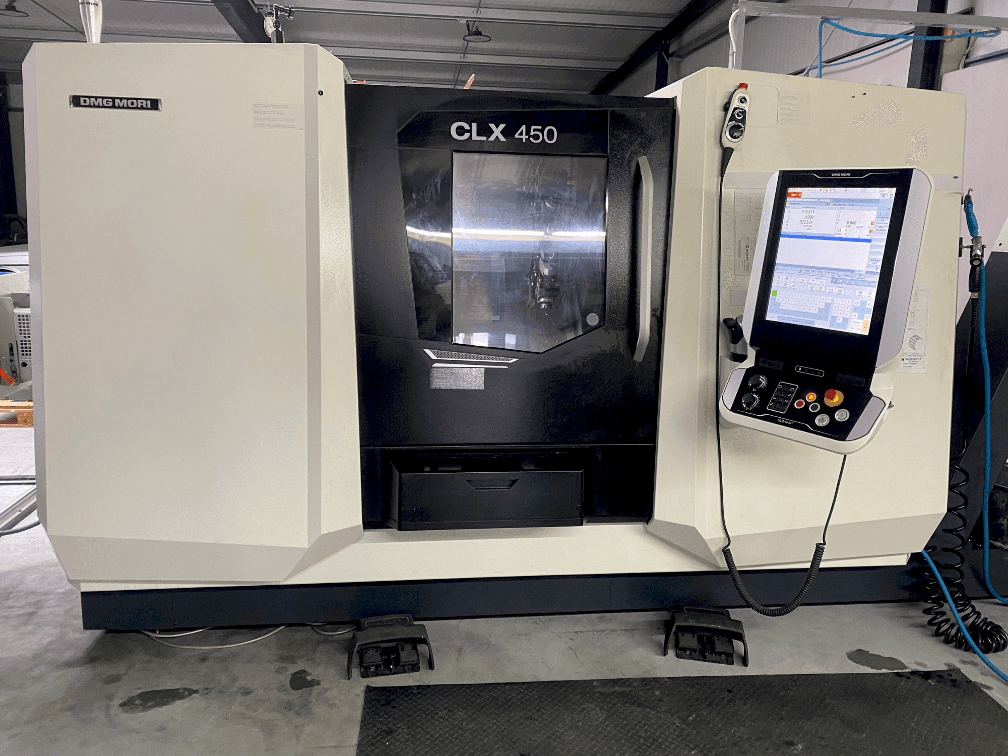 Vooraanzicht van DMG MORI CLX 450 V6 machine