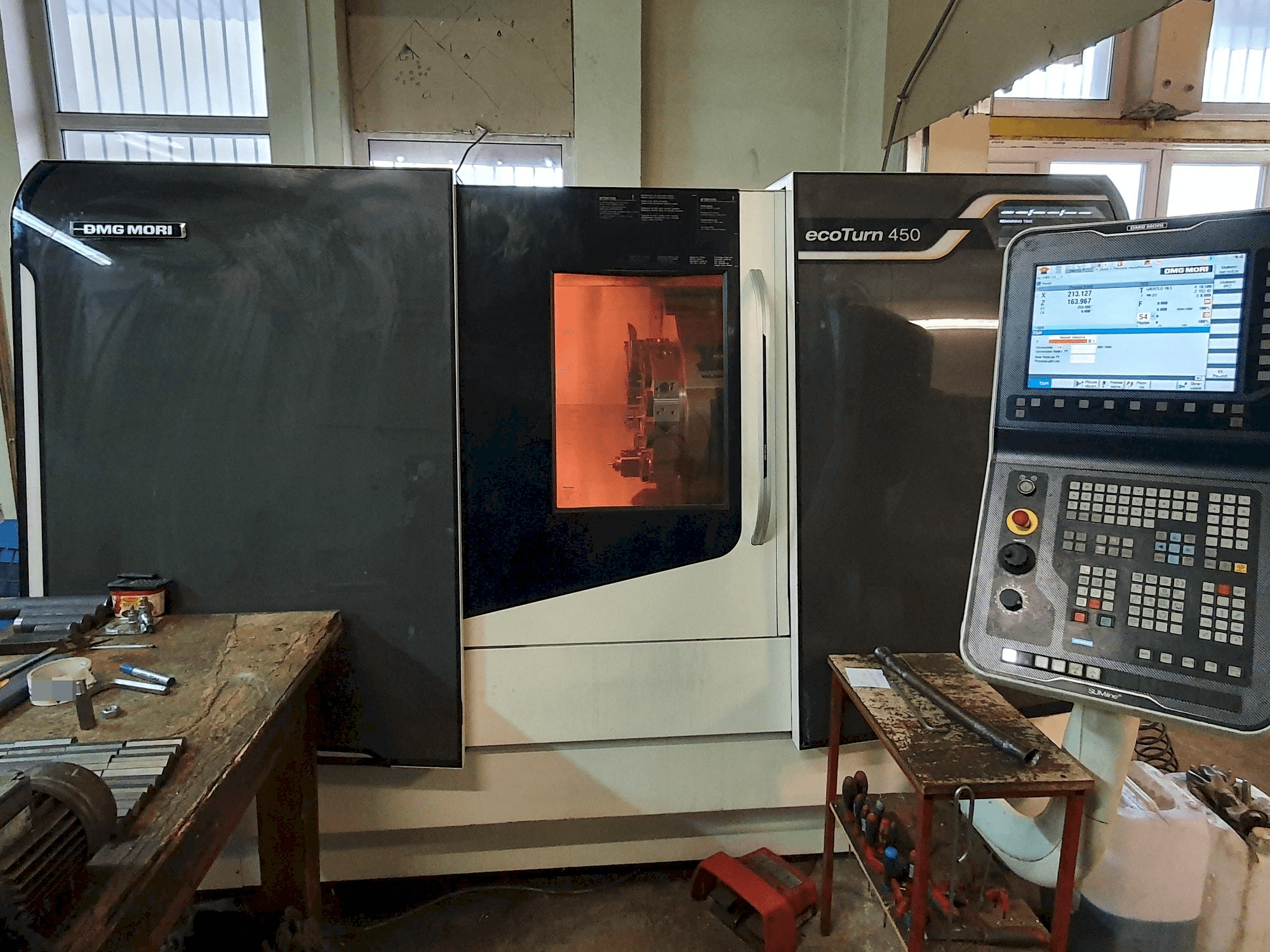 Vooraanzicht van DMG MORI ecoTurn 450 machine