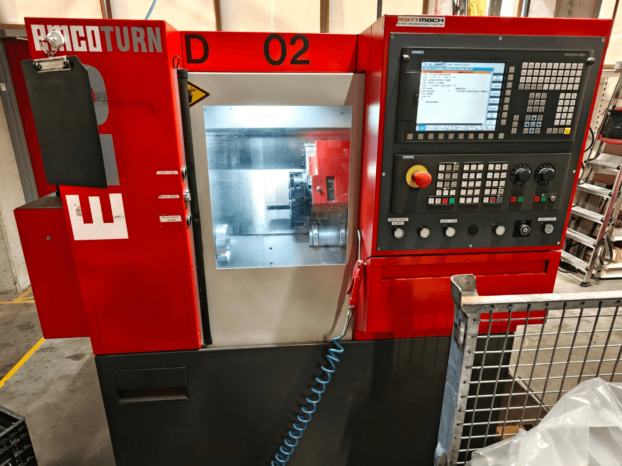 Vooraanzicht van de EMCO TURN E25 horizontale draaimachine, met het bedieningspaneel, het beeldscherm en het bewerkingsgebied.