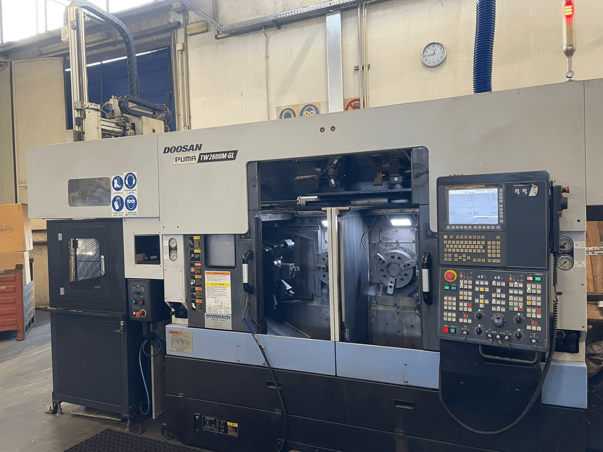 Doosan Puma TW2600M GL CNC draaibank, vooraanzicht, digitaal bedieningspaneel en machine-interieur met gereedschapshouders.