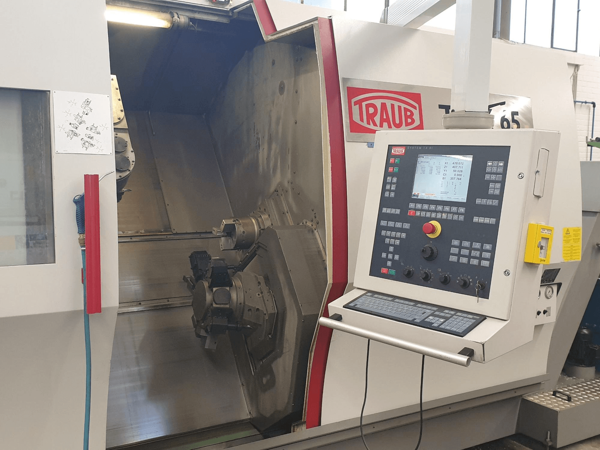 Vooraanzicht van TRAUB TNX 65 machine