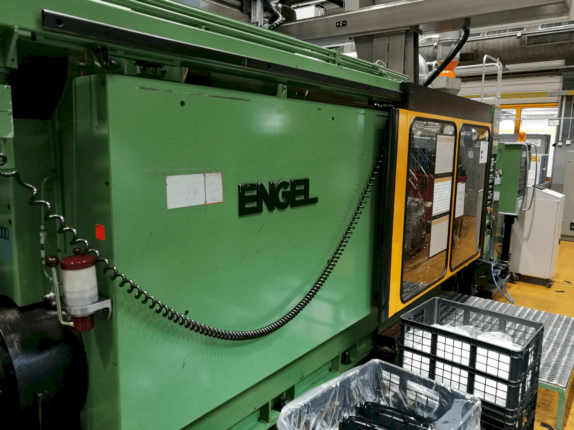 Links zicht van ENGEL ES 4400/800 machine