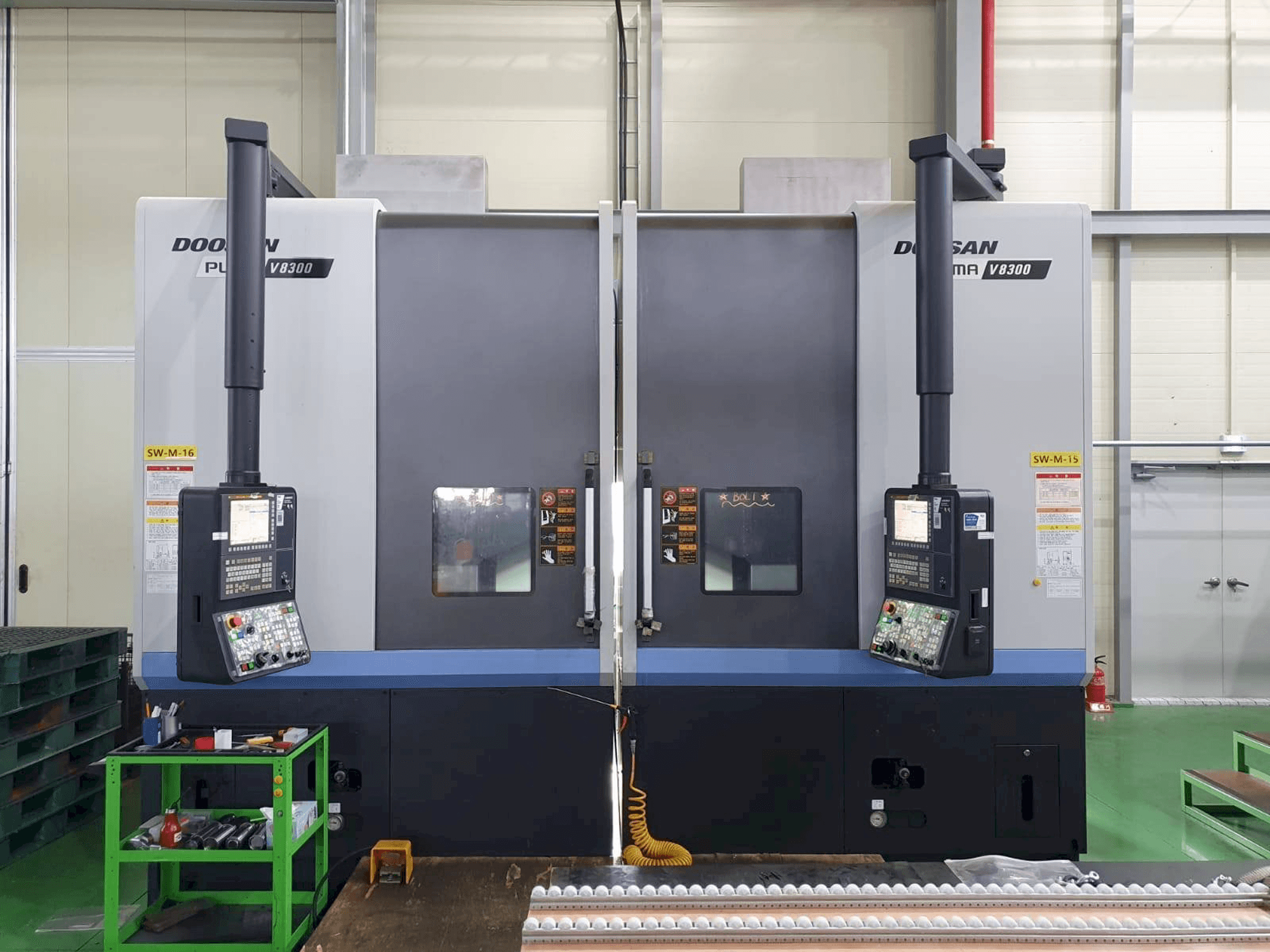 Vooraanzicht van Doosan V8300R machine