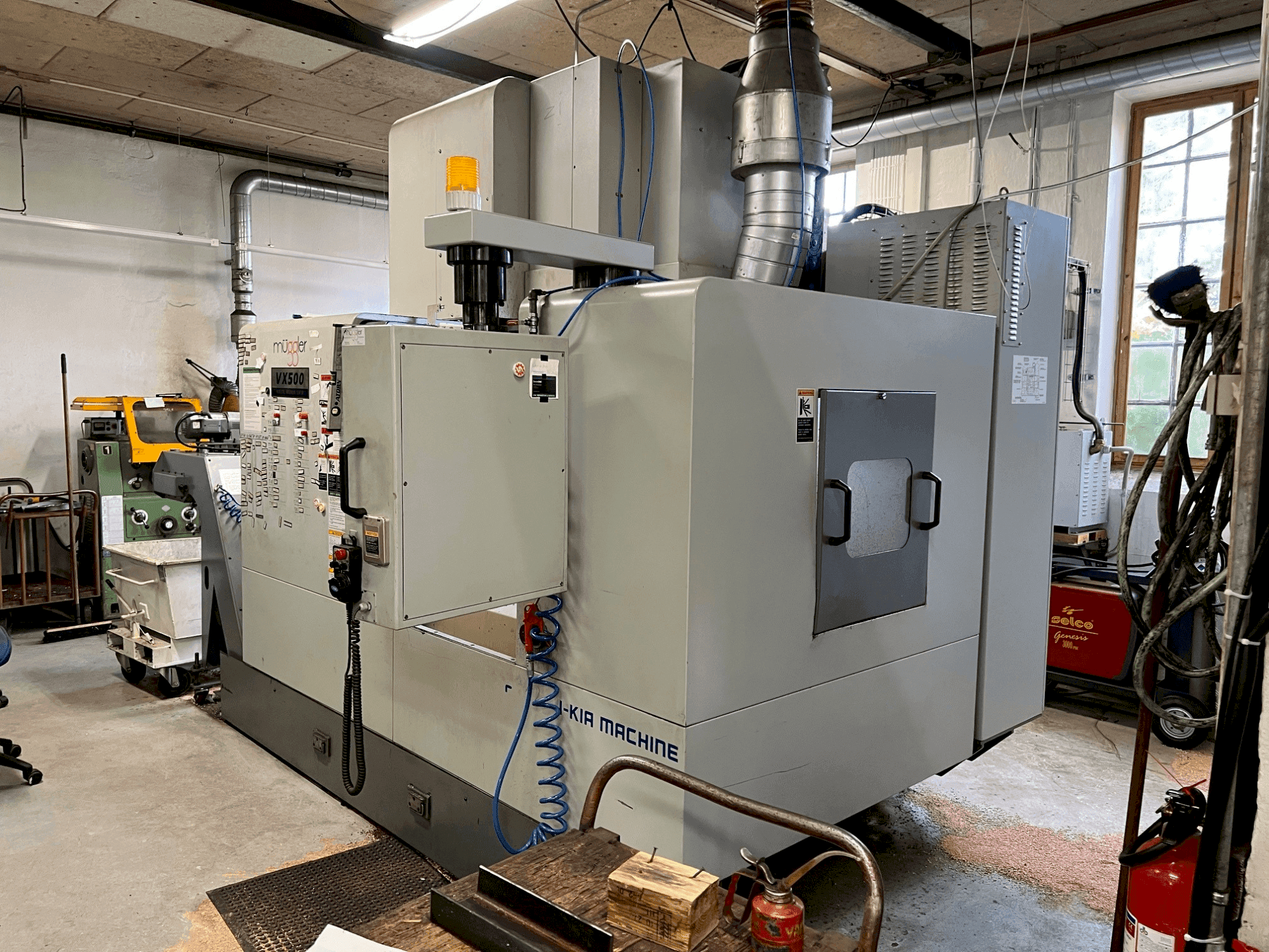 Vooraanzicht van HYUNDAI KIA VX500 machine