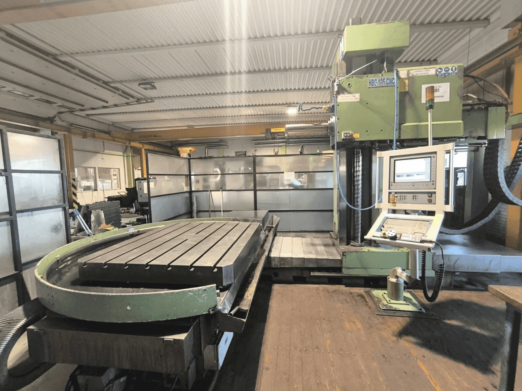 Vooraanzicht van MONTAVAR HBG 105 CNC machine