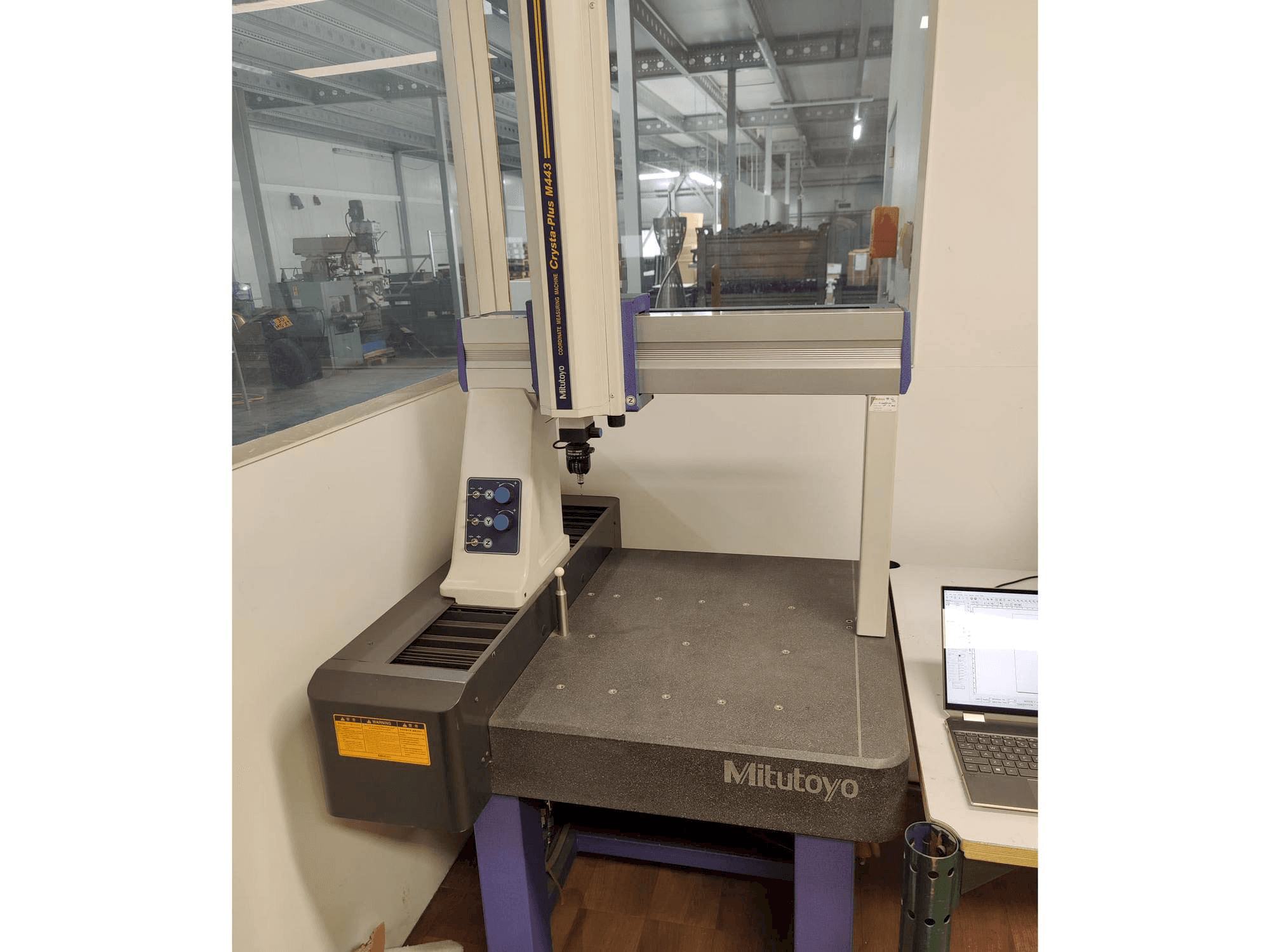 Vooraanzicht van Mitutoyo Crysta-Plus M443 machine