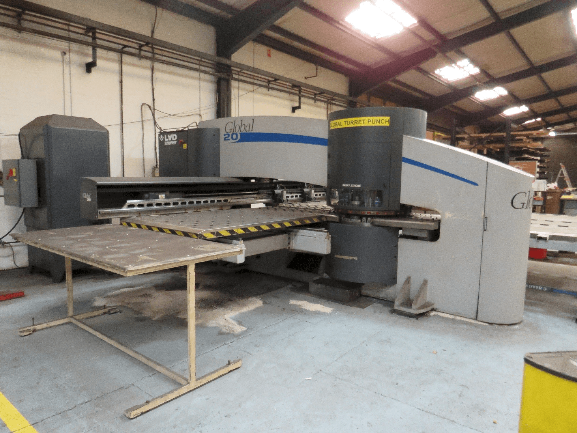 Vooraanzicht van LVD Global 20 Strippit0 machine