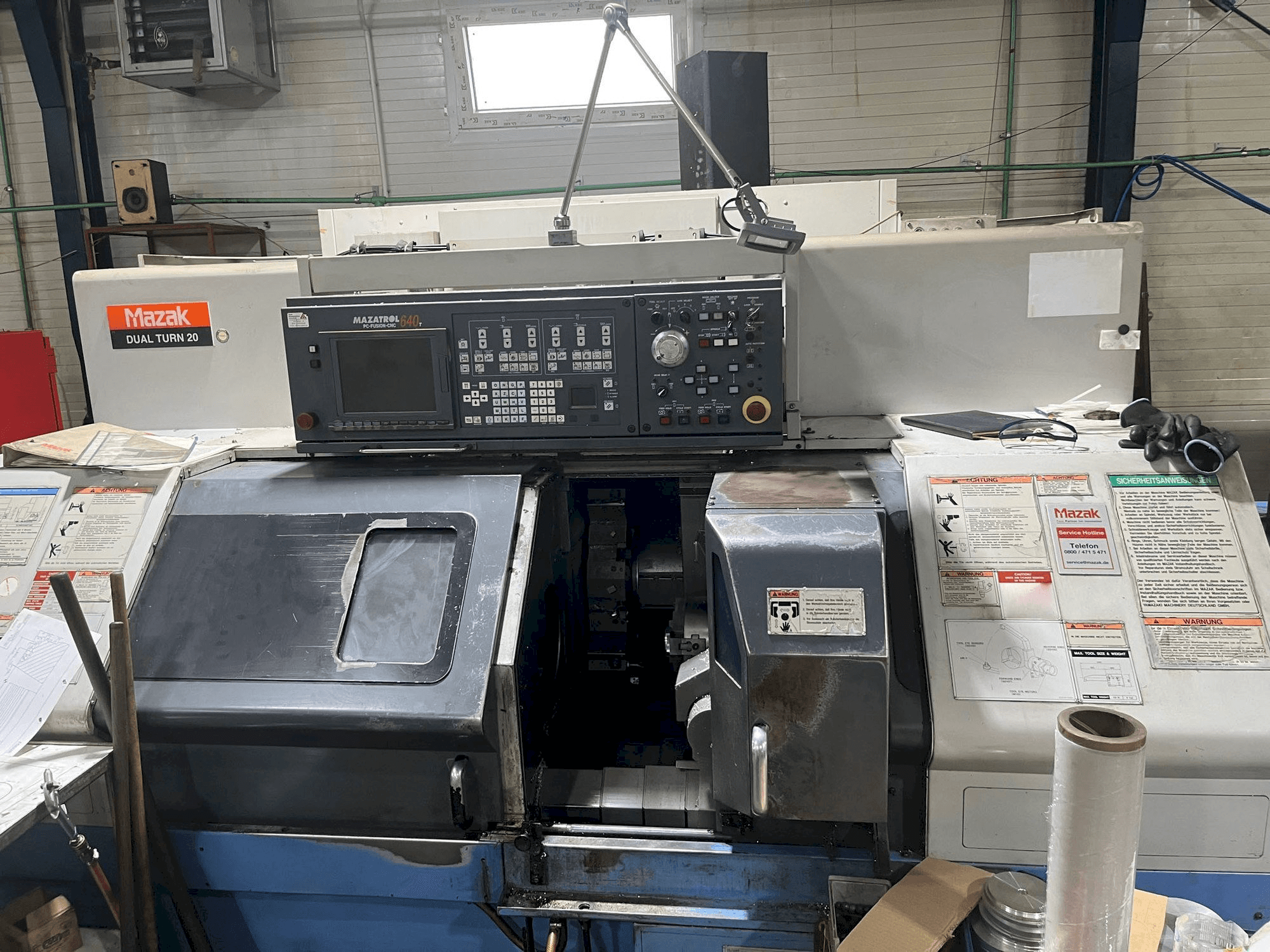 Vooraanzicht van Mazak Dual Turn 20 machine