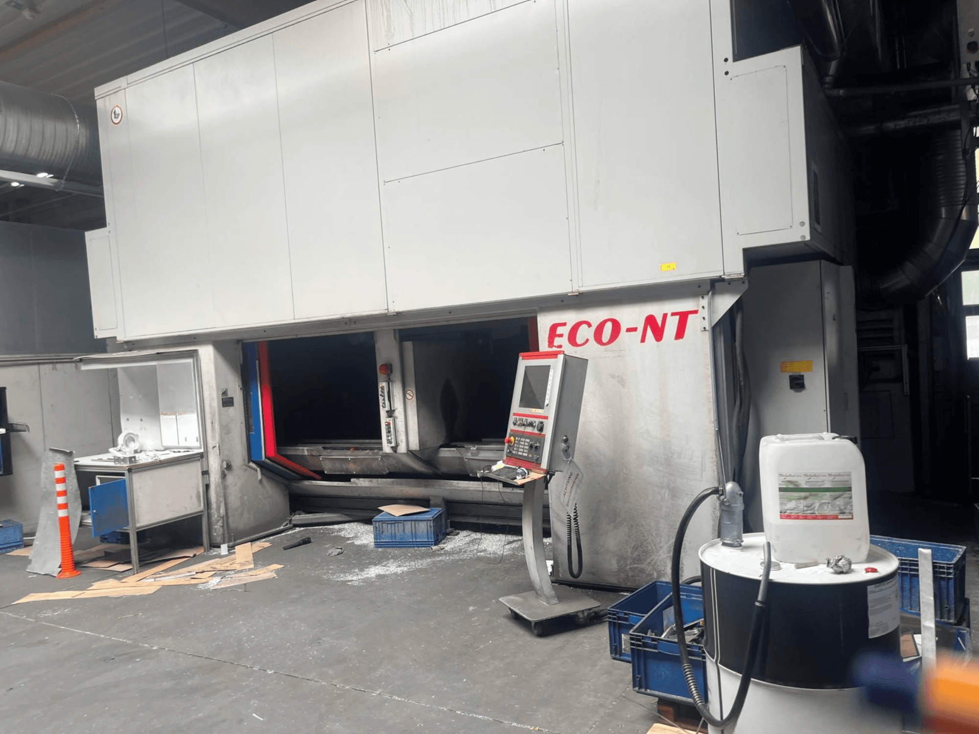Vooraanzicht van het verticale bewerkingscentrum ECO-NT van Hamuel Reichenbacher, met daarop het bedieningspaneel, de koelvloeistoftank en de werkruimte.