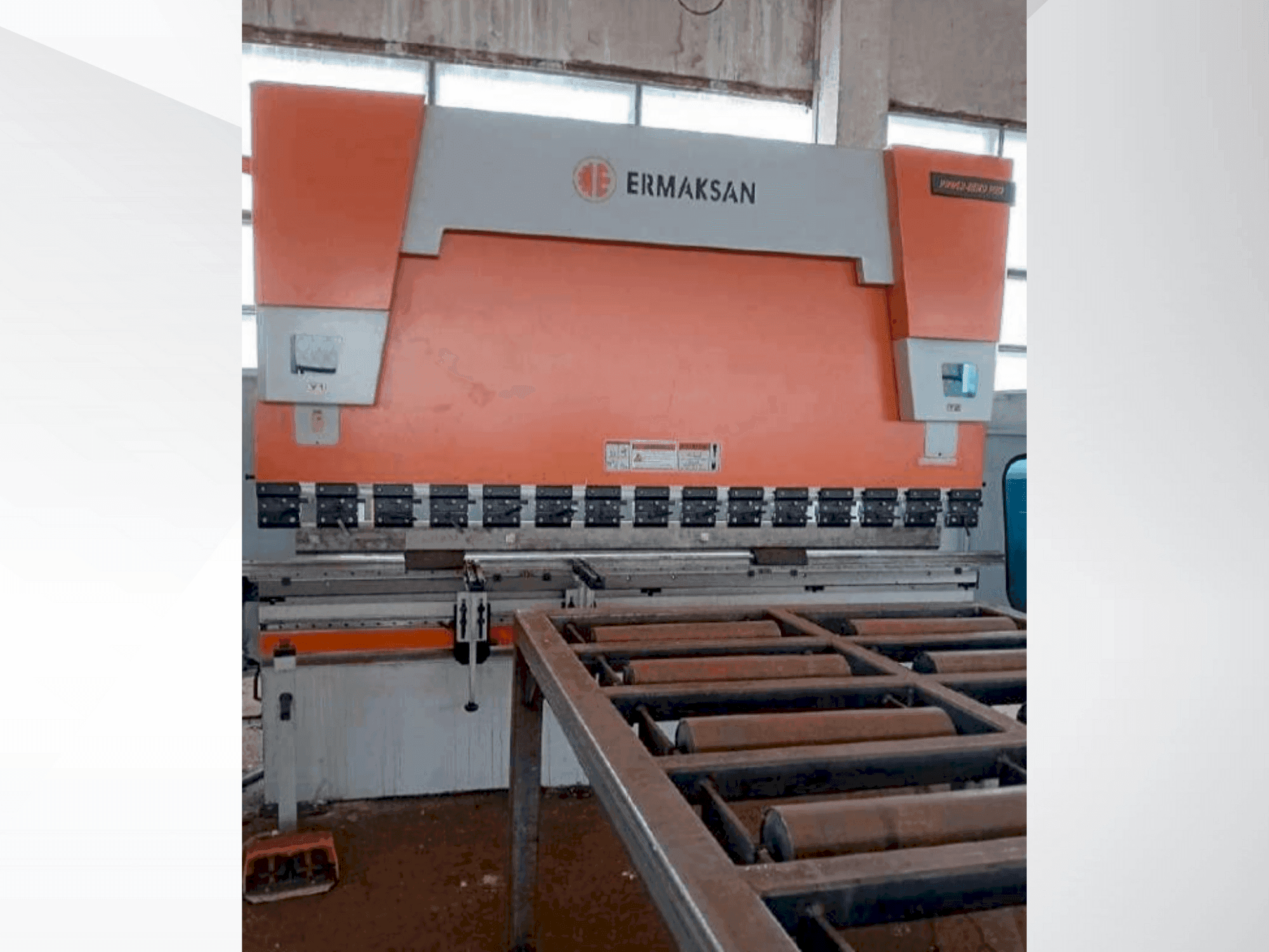 Vooraanzicht van ERMAKSAN POWER BEND PRO 3100-175 machine